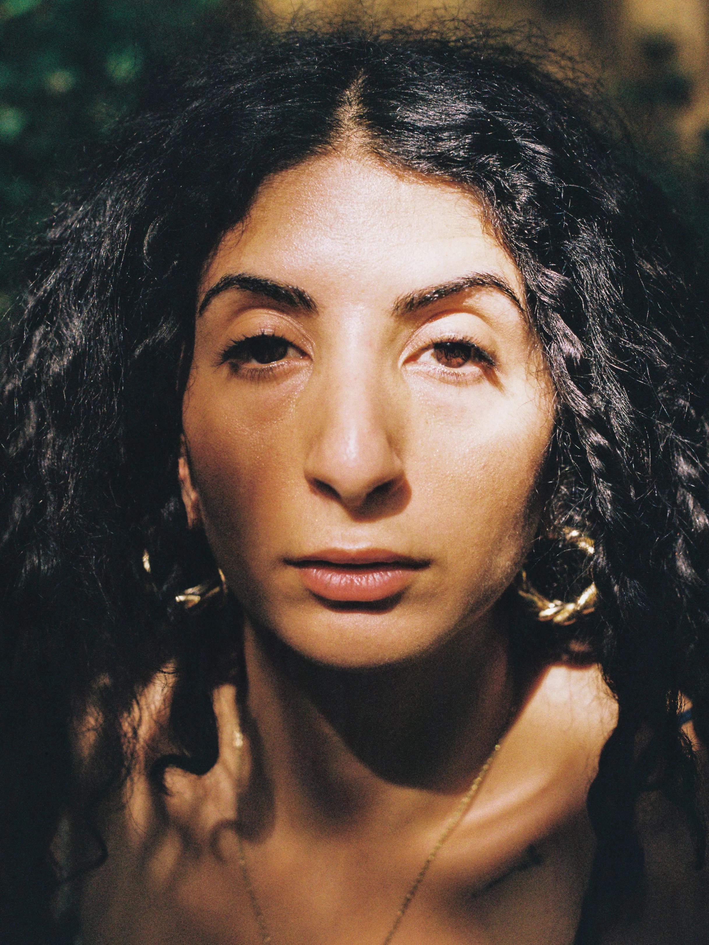 <a href="https://www.ayasmusic.com/"></a>  Sängerin AŸA im Garten des OOTe-Studios in Kreuzberg