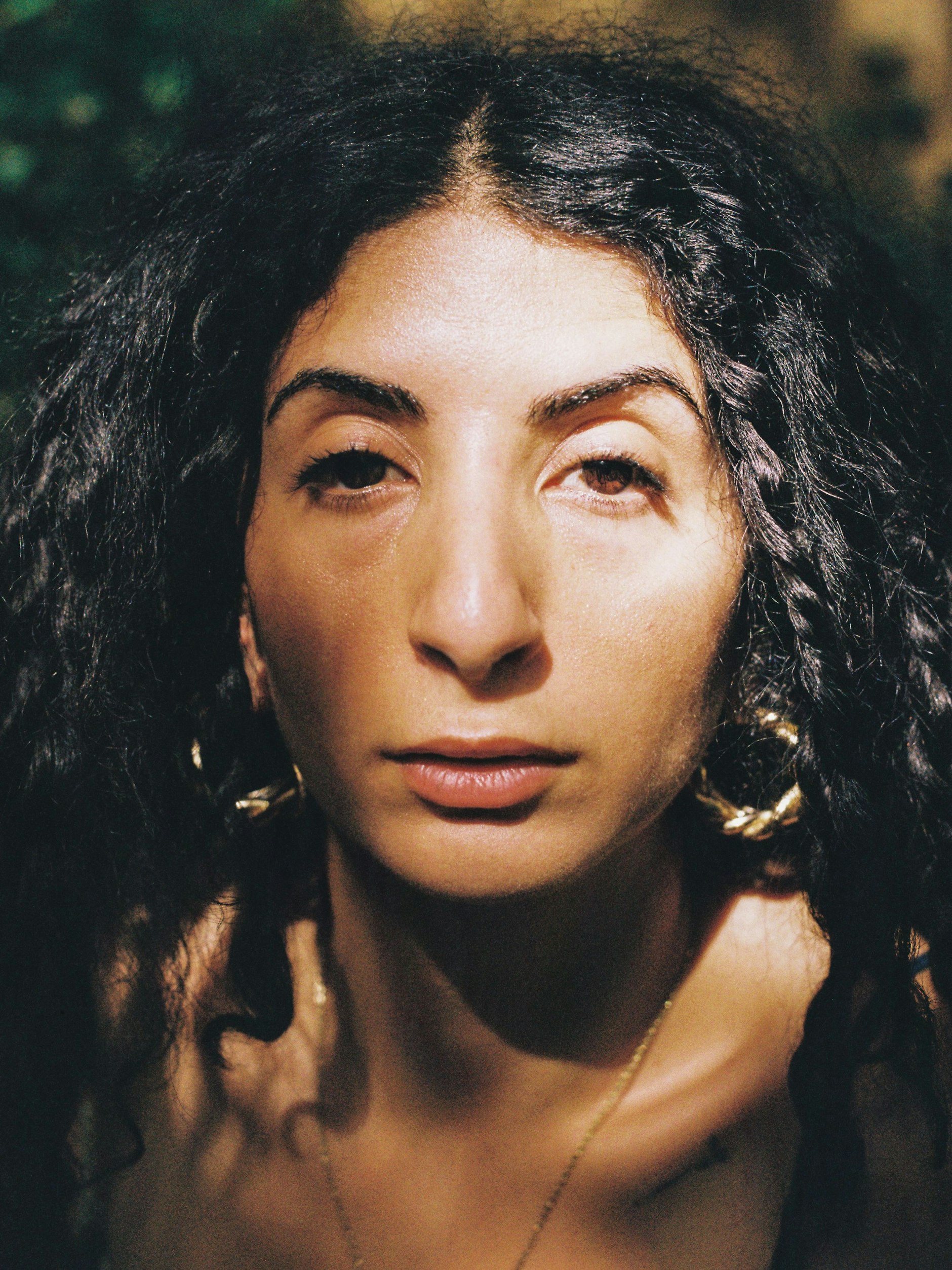 <a href="https://www.ayasmusic.com/"></a> Sängerin AŸA im Garten des OOTe-Studios in Kreuzberg