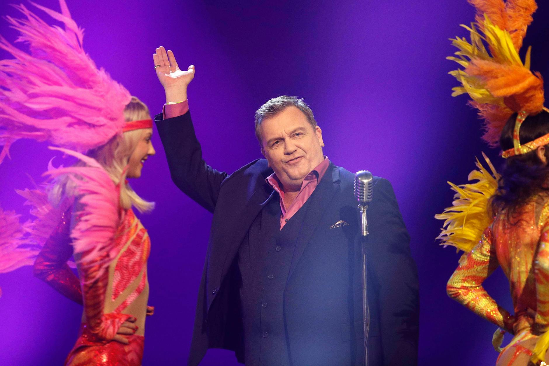 Bei Hape Kerkelings Auftritt bei Florian Silbereisen funkelt und glitzert es.