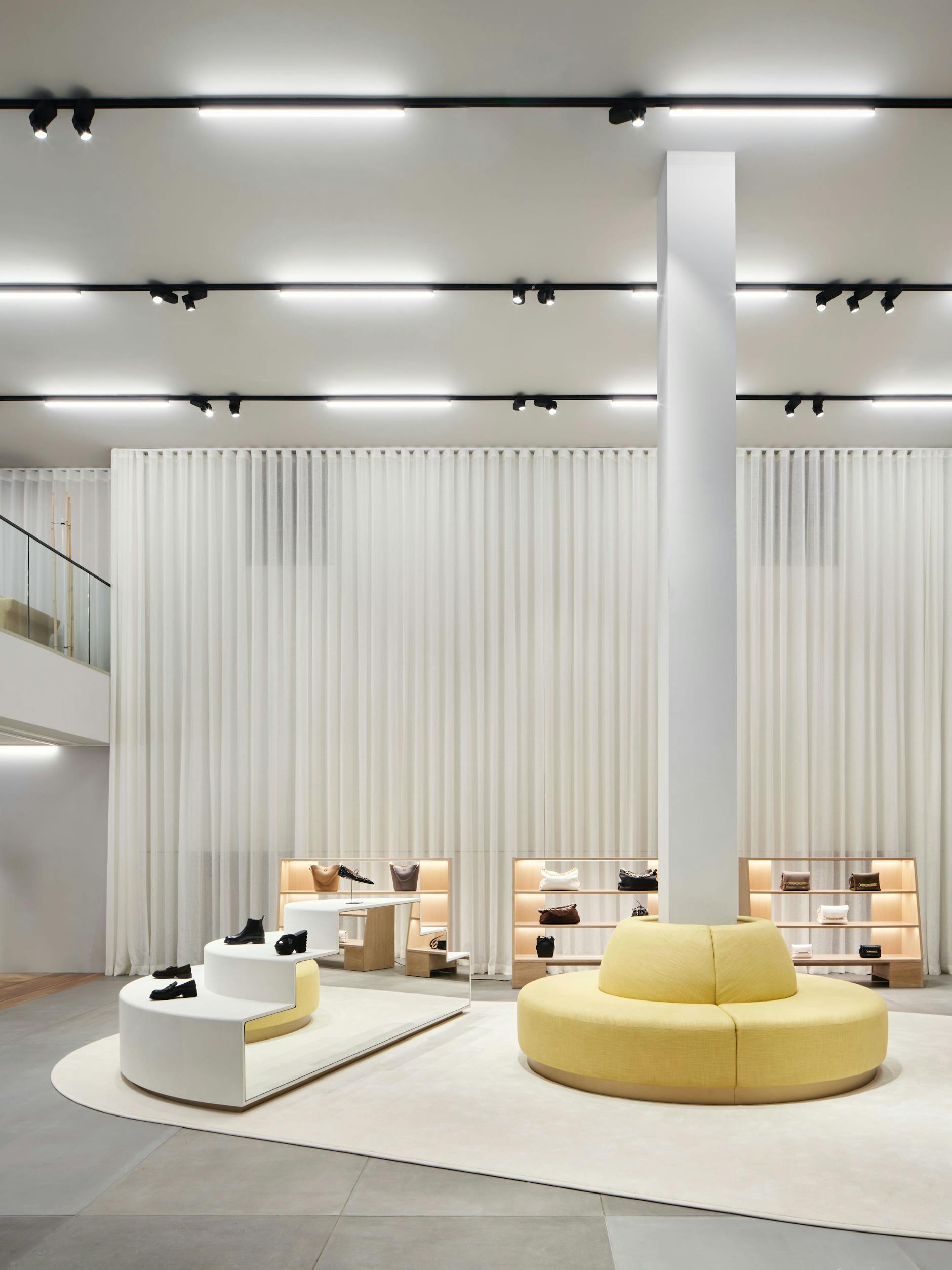 Wie in Watte gepackt: Das Interieur gibt sich zart und hell.