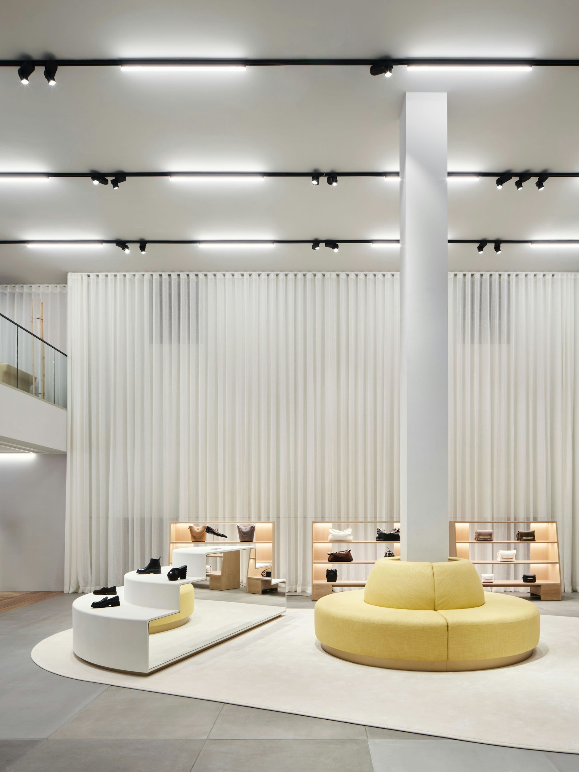 Wie in Watte gepackt: Das Interieur gibt sich zart und hell.