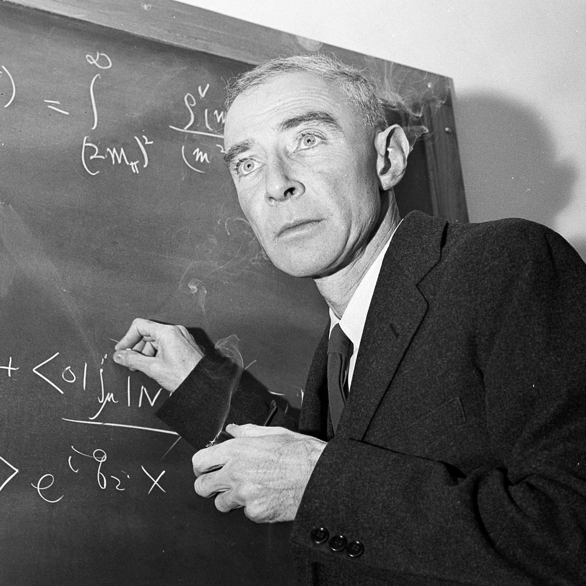 Dr. J. Robert Oppenheimer lehrte an der Princeton Univesität, hier auf einem Bild aus dem Jahr 1957