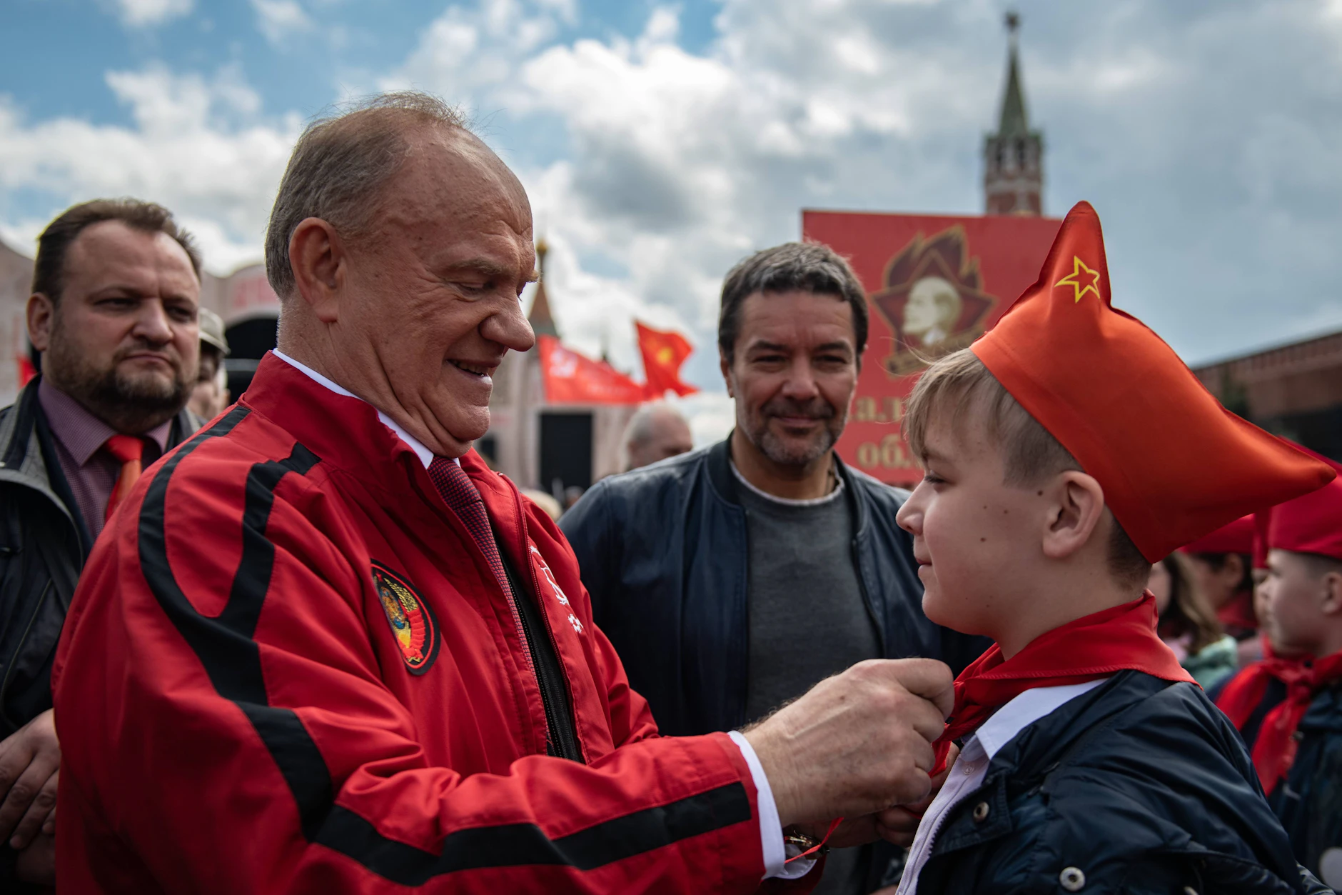 21.05.2023: Der Vorsitzende der Kommunistischen Partei Russlands, Gennadi Sjuganow, bindet einem Jungen ein rotes Halstuch, das Symbol der Organisation der Jungen Pioniere, während einer Aufnahmezeremonie für neu eingetretene Mitglieder auf dem Roten Platz in Moskau.