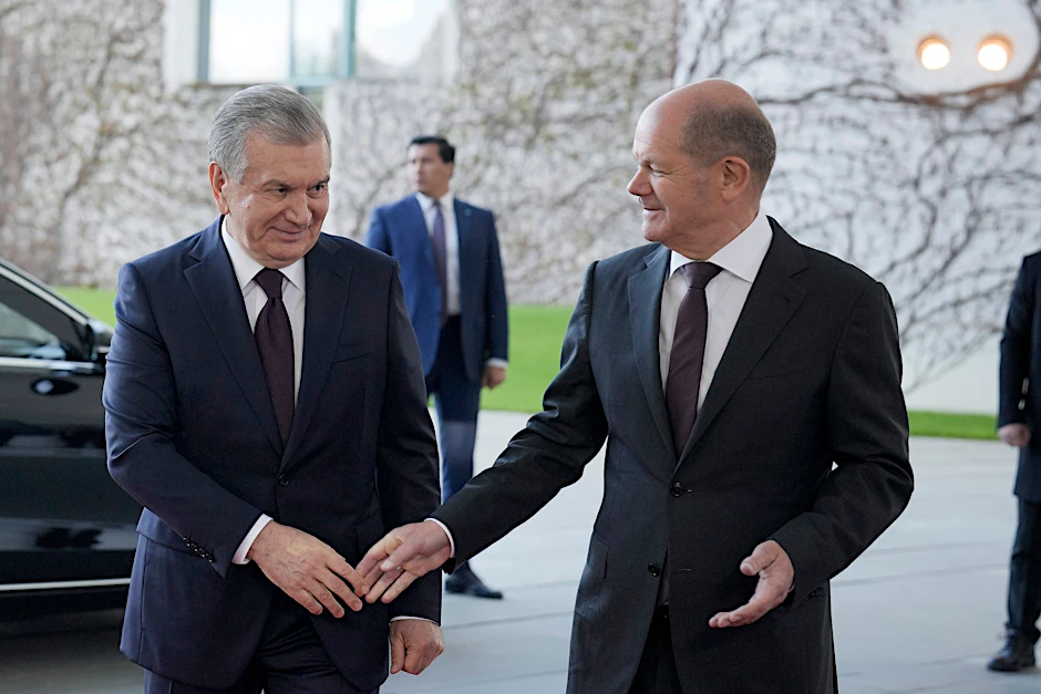 Bundeskanzler Olaf Scholz begrüßt Usbekistans Präsidenten Schawkat Mirsijojew zu einem Treffen im Kanzleramt in Berlin am 2. Mai 2023.&nbsp;