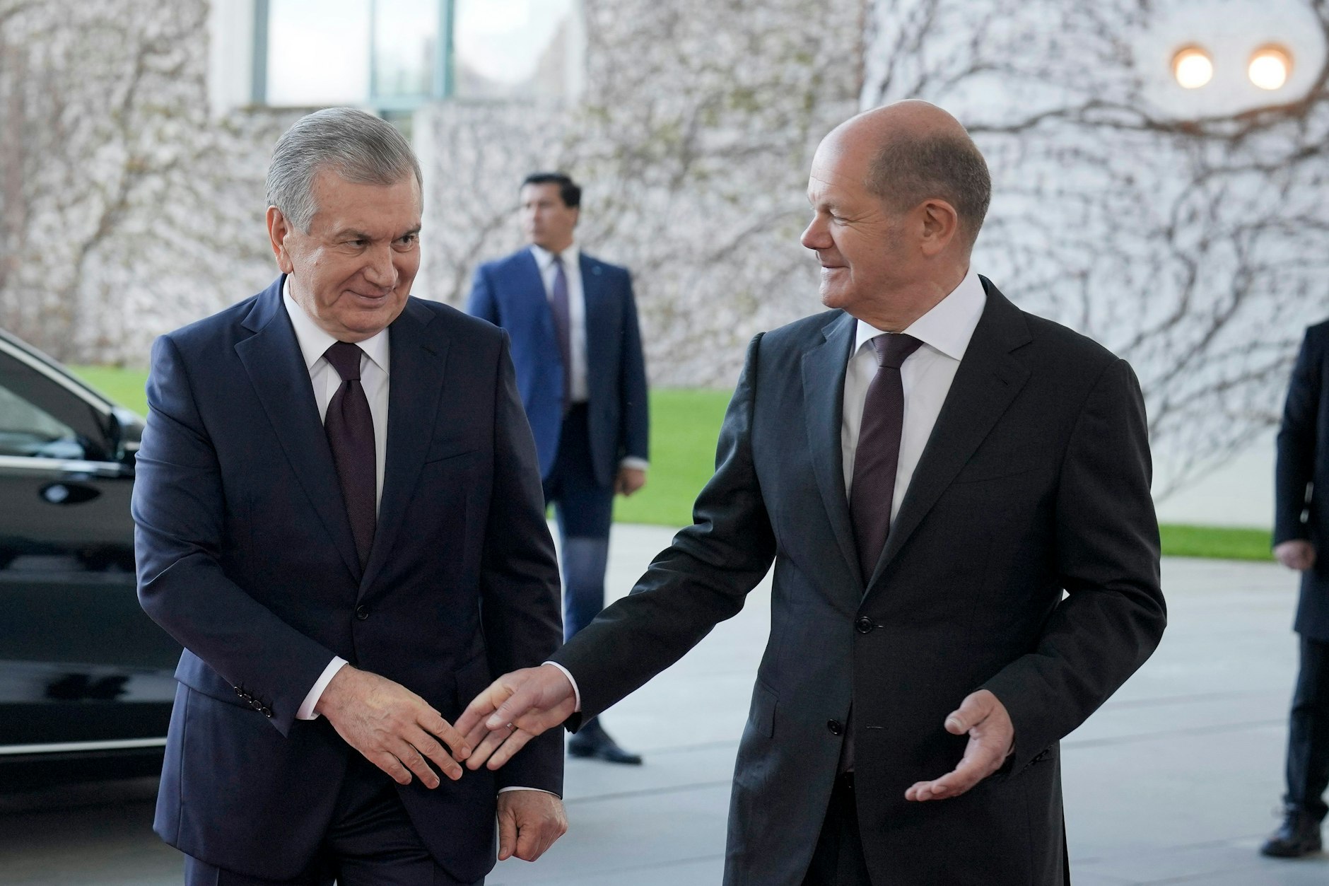 Bundeskanzler Olaf Scholz begrüßt Usbekistans Präsidenten Schawkat Mirsijojew zu einem Treffen im Kanzleramt in Berlin am 2. Mai 2023. 