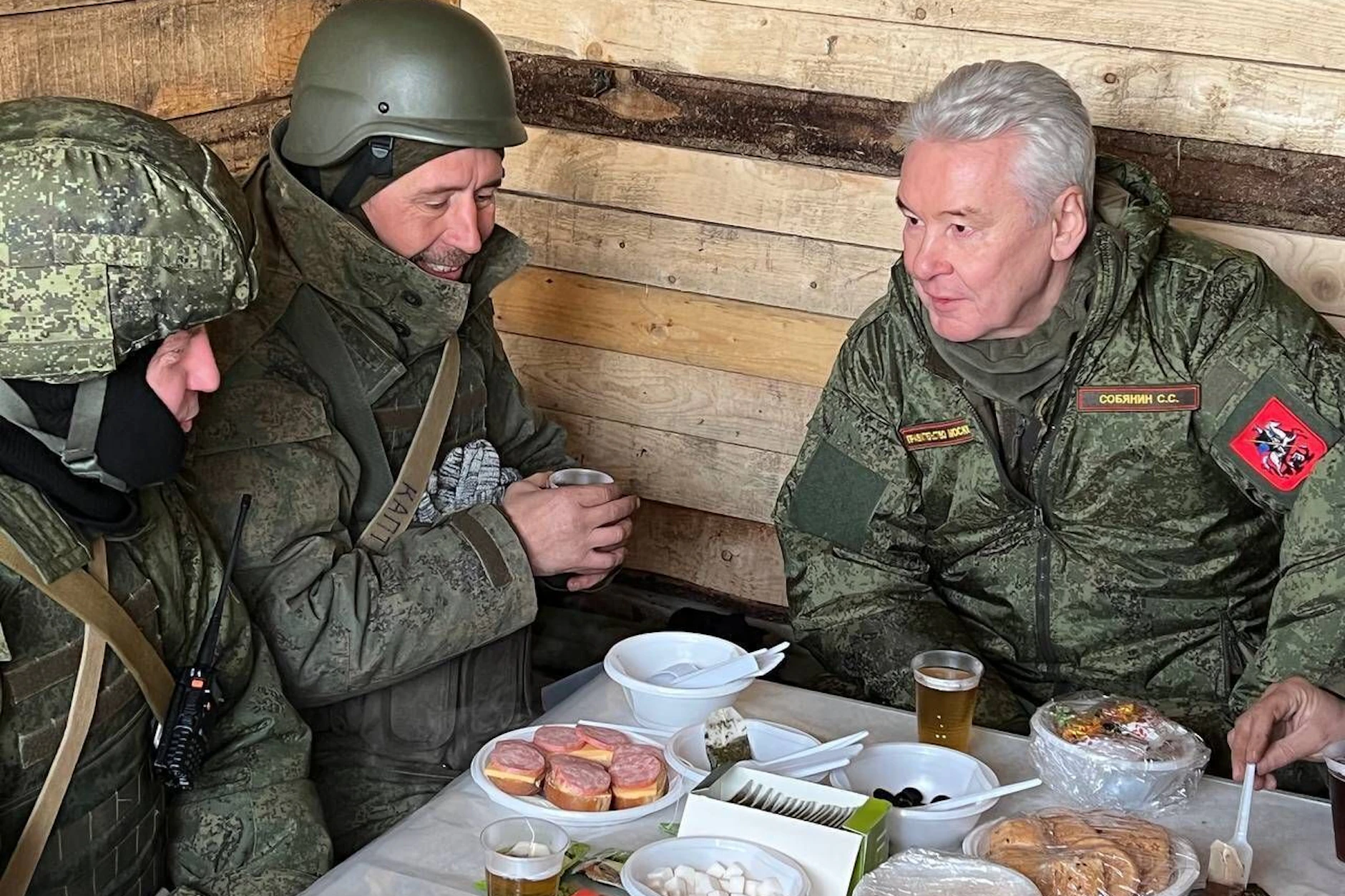 Der Moskauer Bürgermeister Sergej Sobjanin (rechts) trifft Soldaten in Luhansk.