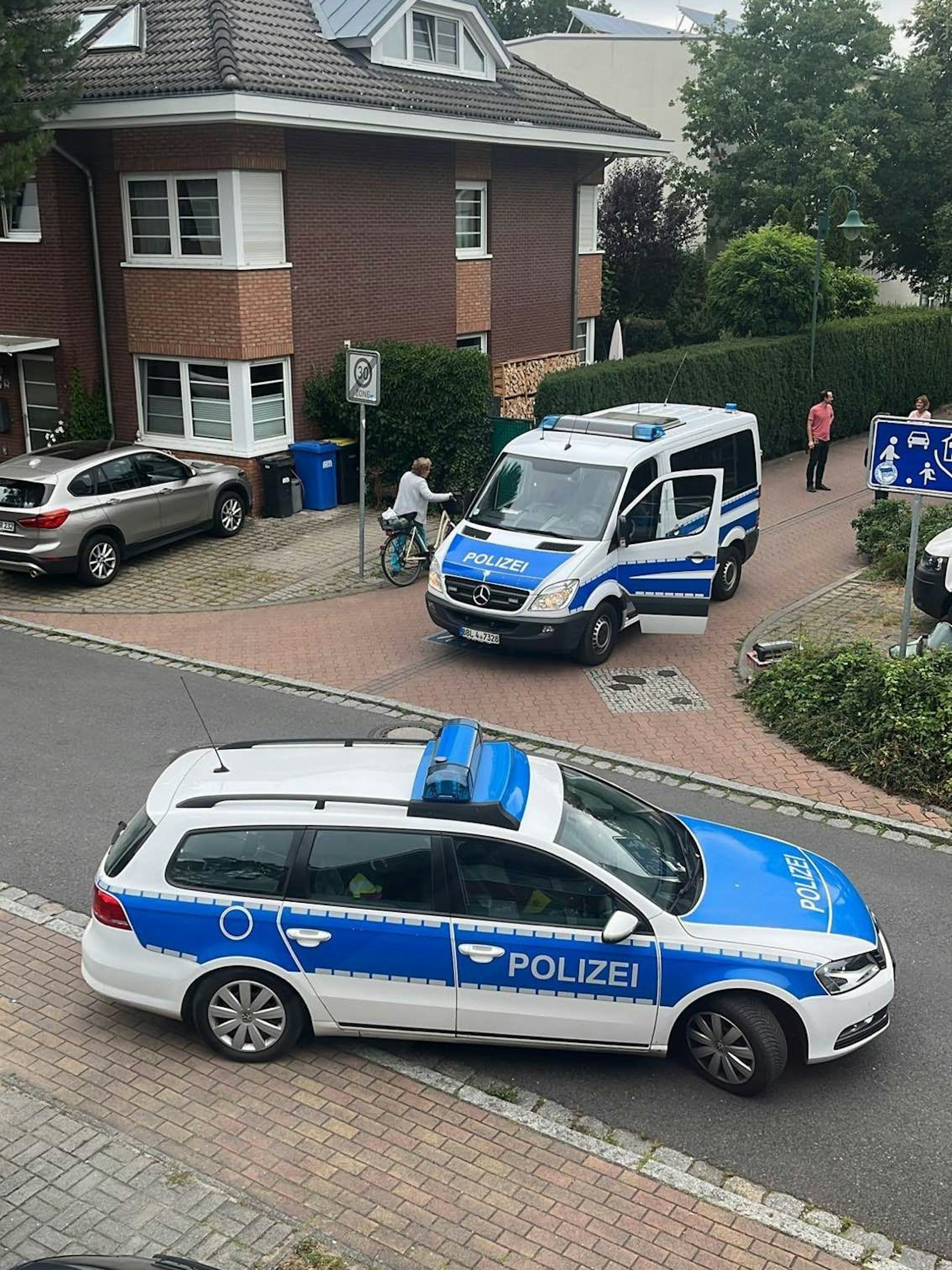 Polizei in Kleinmachnow bei einem Einsatz nach einer möglichen Sichtung in der Straße Sperberfeld.
