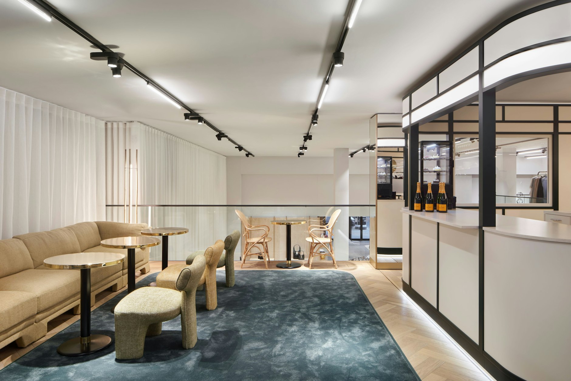 Kurze Pause: Im Mezzaningeschoss wartet ein integriertes Café im Stil eines Pariser Kiosks.