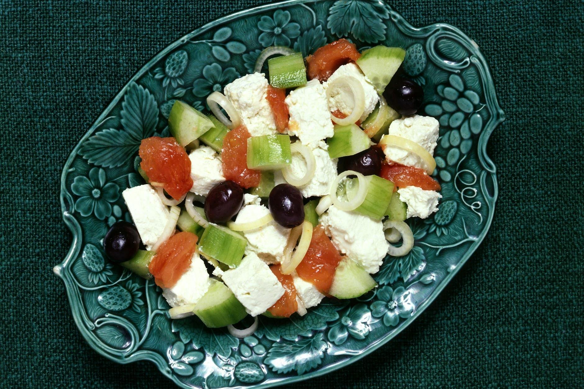 Ein klischee-behafteter Klassiker, der unbedingt neu gedacht werden muss: griechischer Salat mit Feta, eine der beliebteste Käsesorten überhaupt.