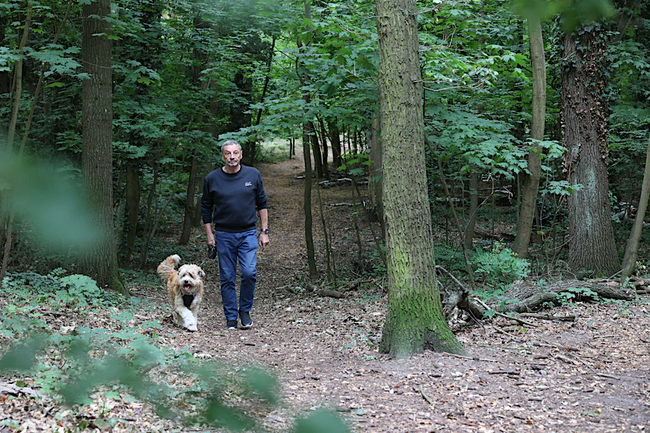 Kleinmachnow: Gerd Ziegenspeck ist beim Aufenthalt im Freien mit Hund Rocco wegen der Suche nach einer mutmaßlichen Löwin vorsichtiger als sonst. Er geht nicht mehr tief in den Wald.