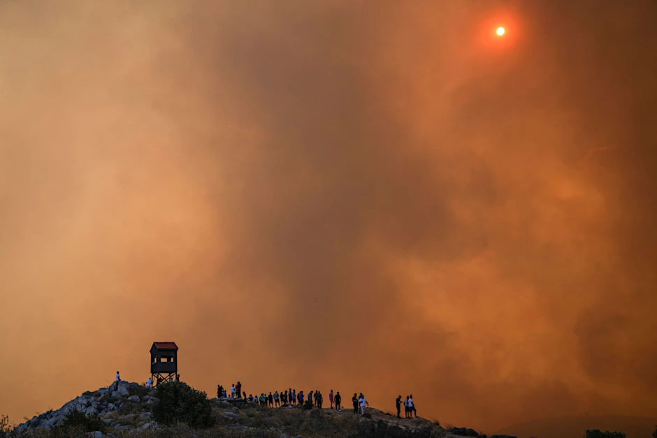 Westlich von Athen kam es bereits zu Waldbränden.  