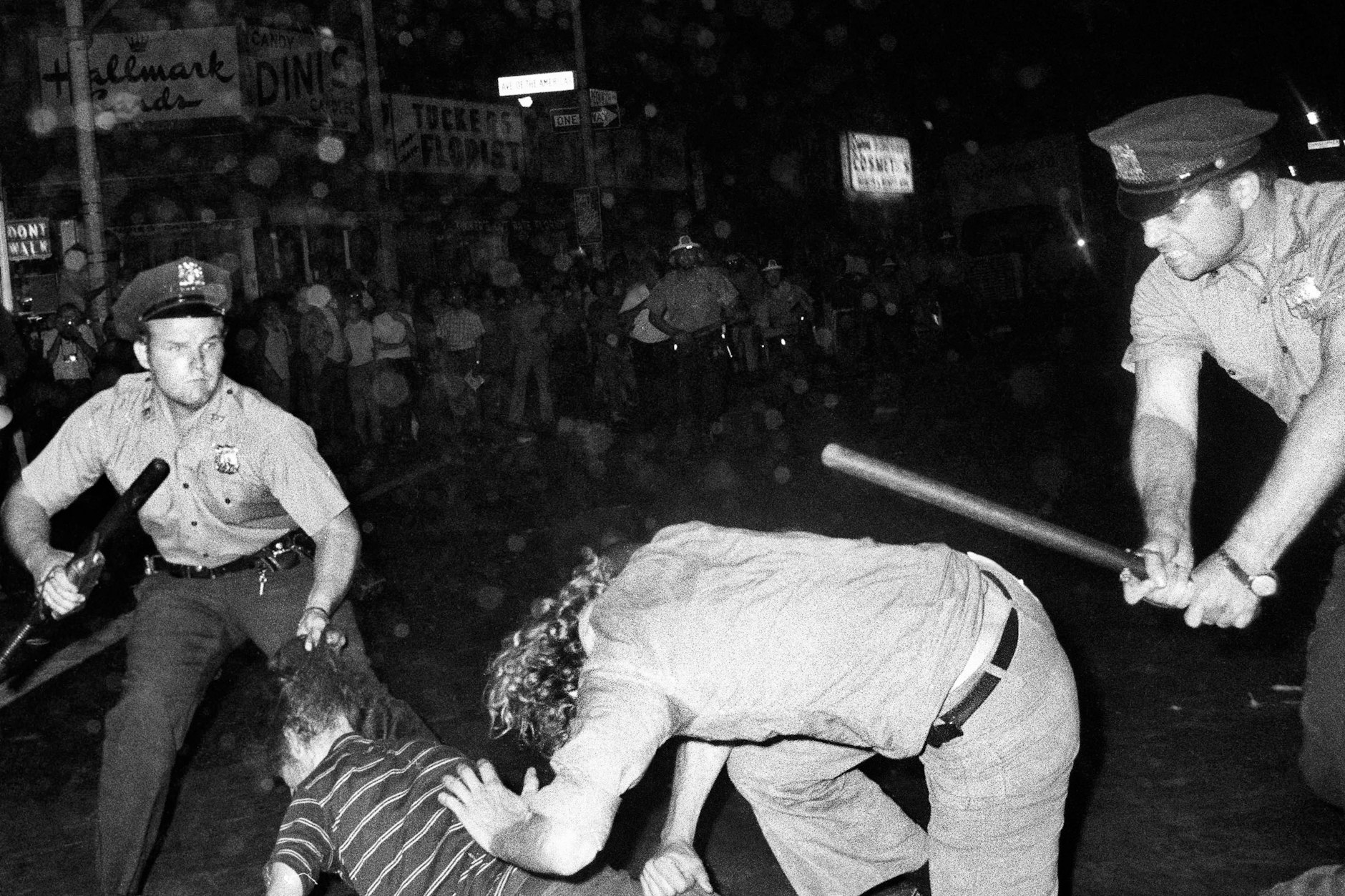 1969: Die Riots in der Christopher Street in New York waren der Beginn der weltweiten Emanzipationsbewegung der LGBT-Community.