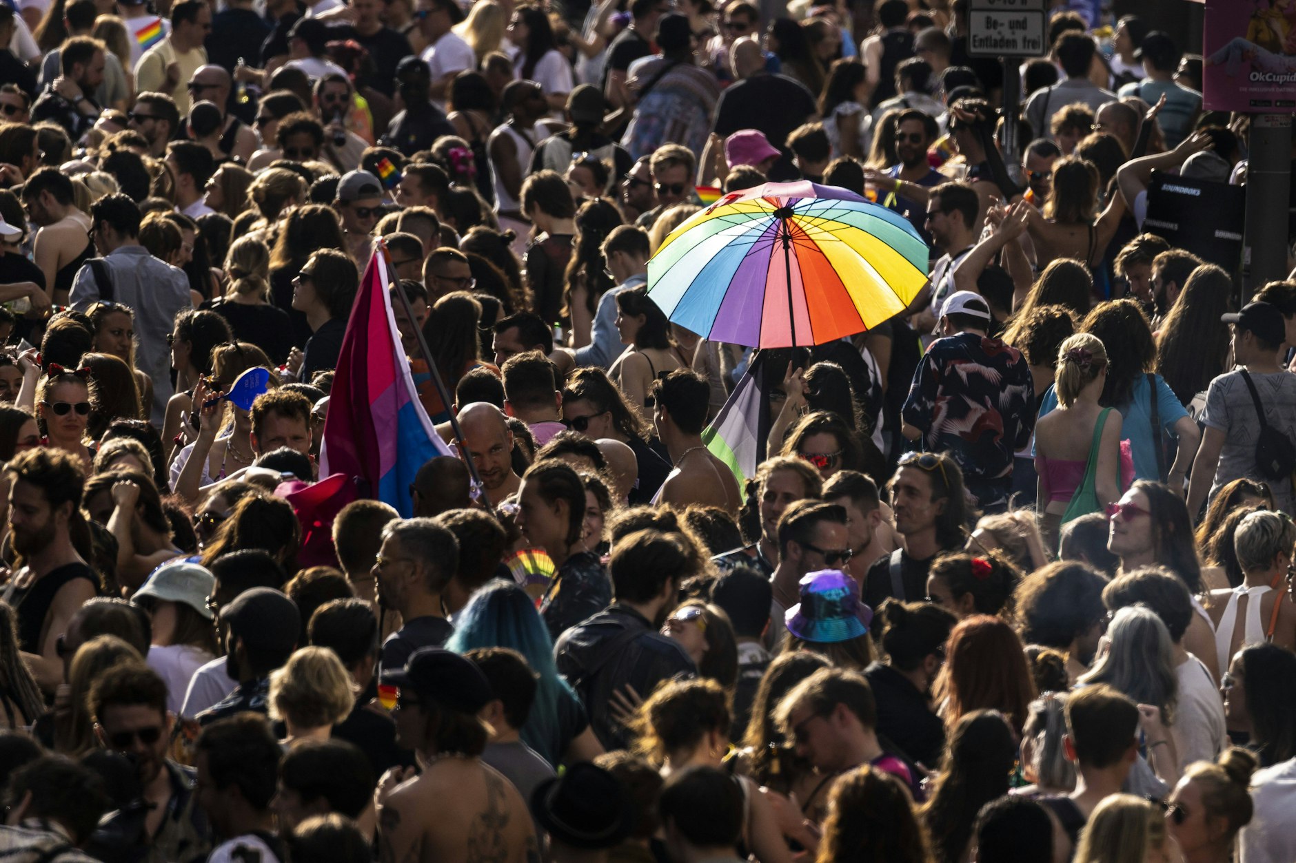 Für den CSD werden mehrere Straßen in Berlin gesperrt. Aber auch an anderen Stellen gibt es Verkehrseinschränkungen aufgrund von Demos.