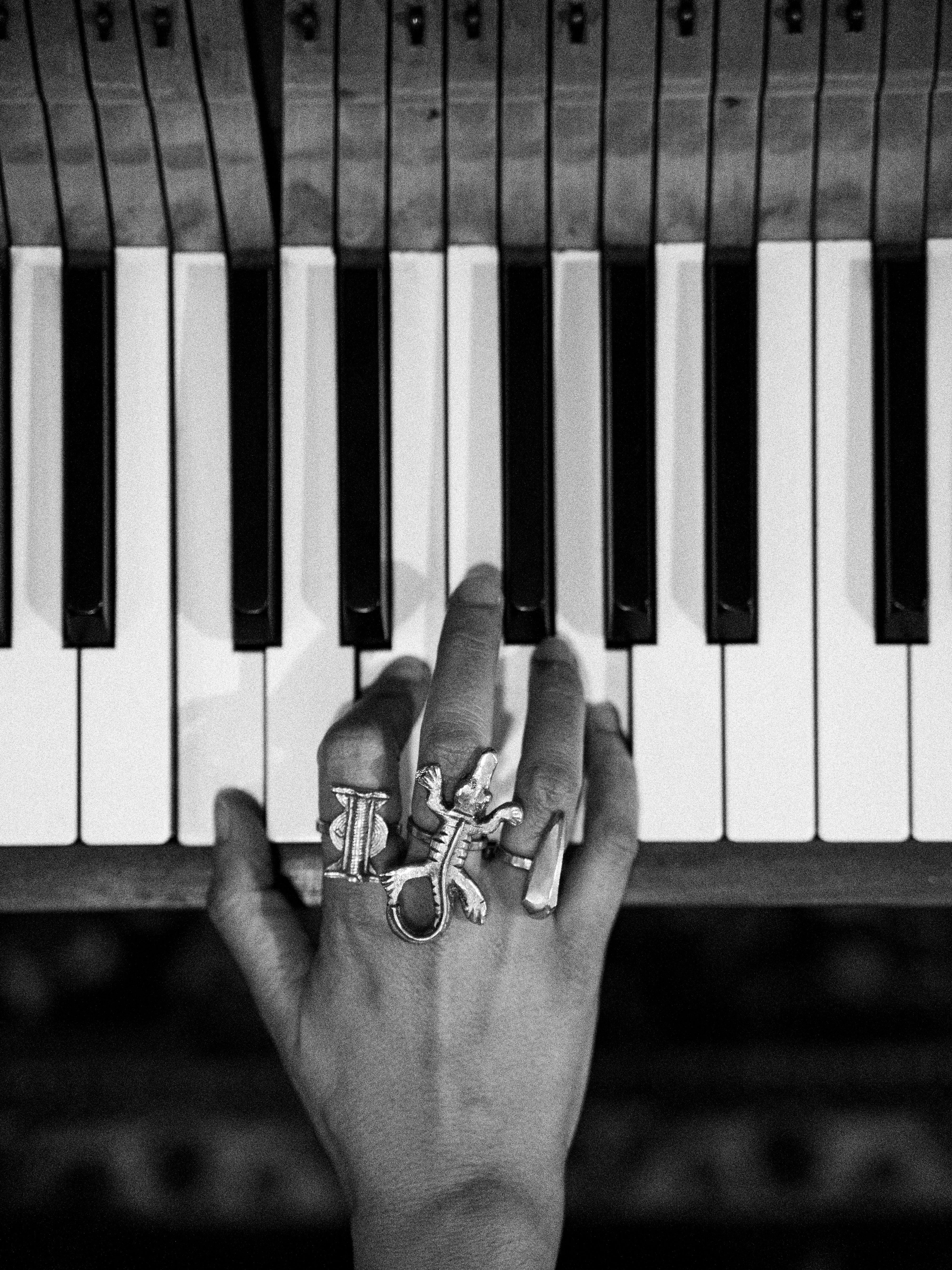 AŸA spielt auf der Klaviatur im OOTE-Studio und singt „Million & 1“.
