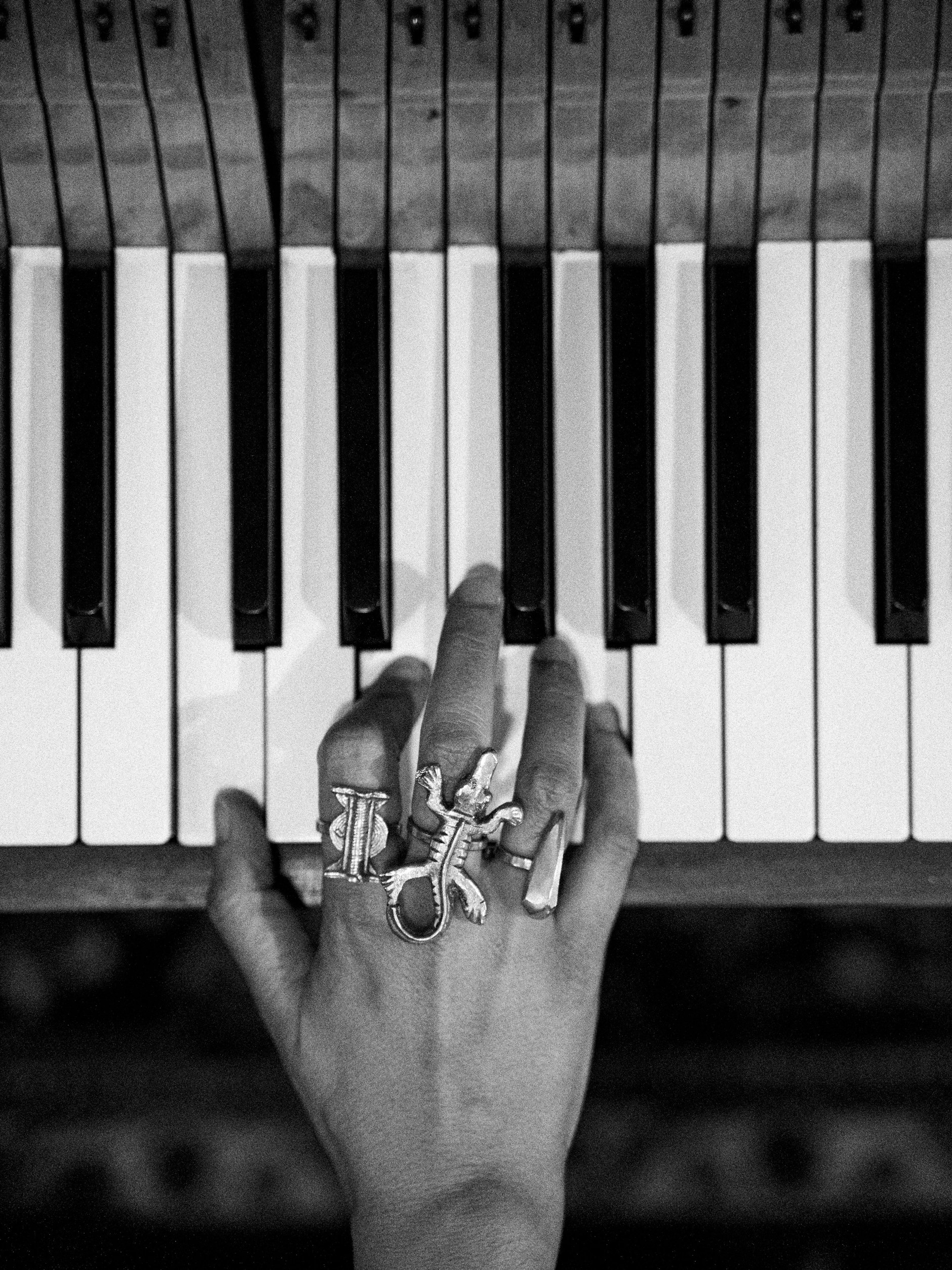 AŸA spielt auf der Klaviatur im OOTE-Studio und singt „Million &amp; 1“.