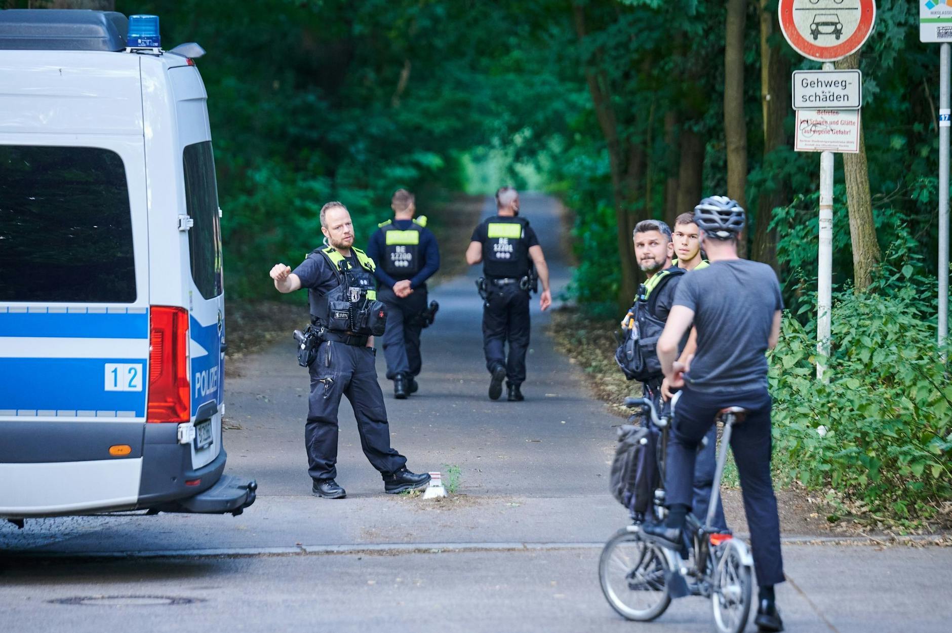 Gebiete, in denen sich die Löwin angeblich aufhielt, wurden abgesperrt. Natürlich waren Berliner Radfahrer davon nicht beeindruckt.