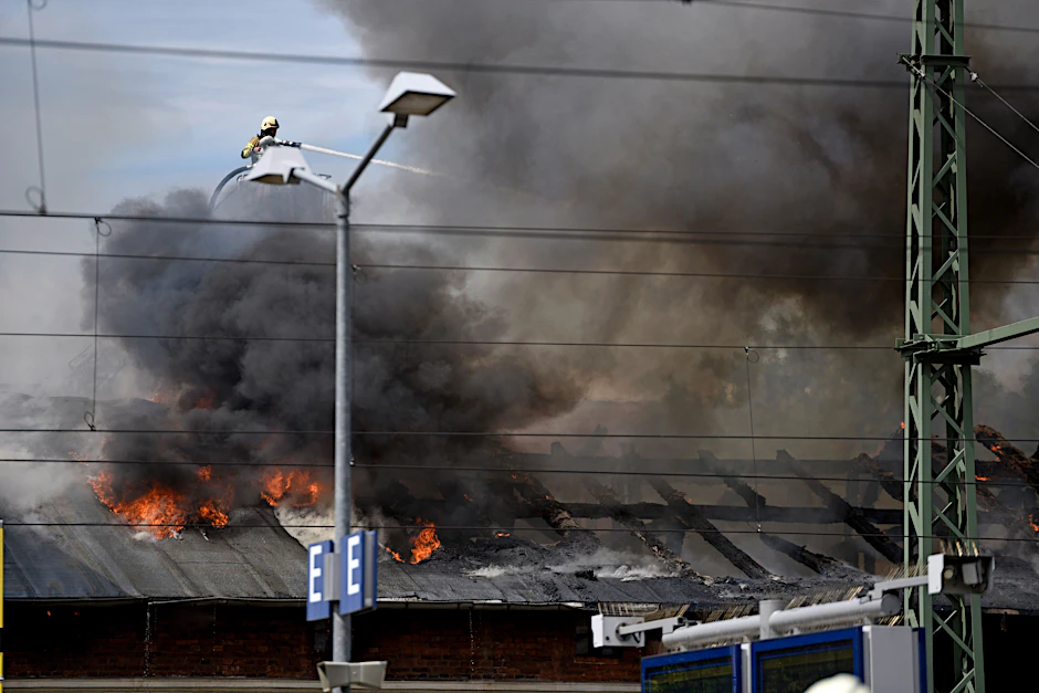 Feuer und dunkler Qualm sind auf dem Gelände des Schweriner Hauptbahnhofs zu sehen. 