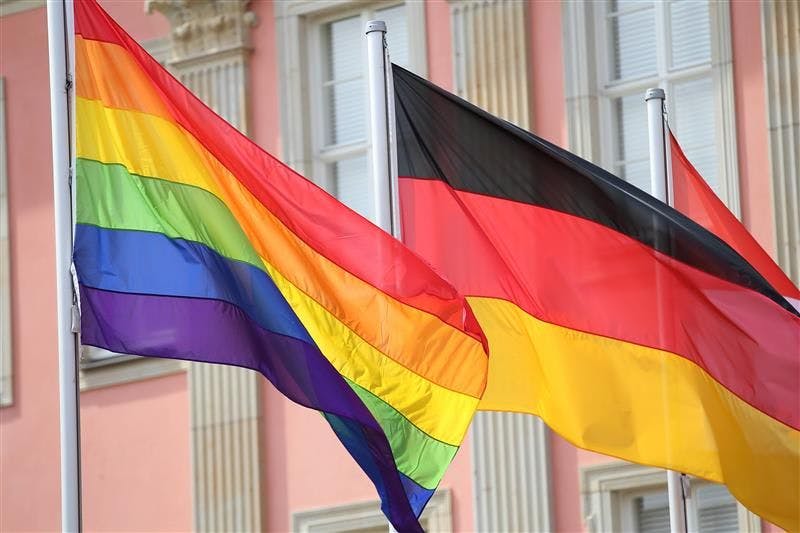 Regenbogen oder Deutschlandfahne – oder beides?