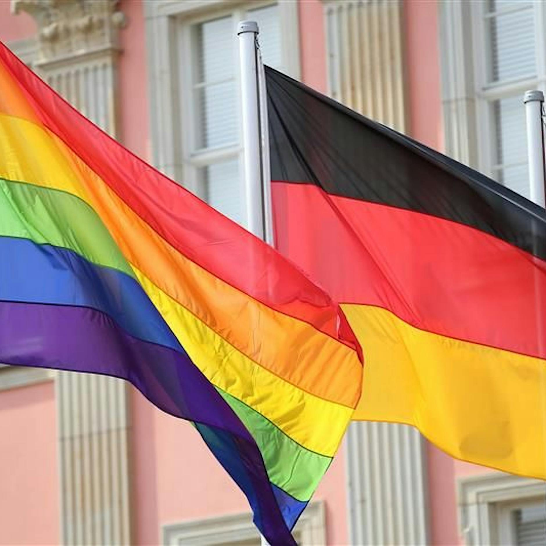 „Stolzmonat“: Deutschlandfahne statt Regenbogen – Rechte benennen Pride Month um