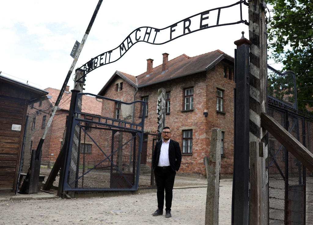 Satu-satunya rabi dari Indonesia, negara Muslim, mengunjungi Auschwitz