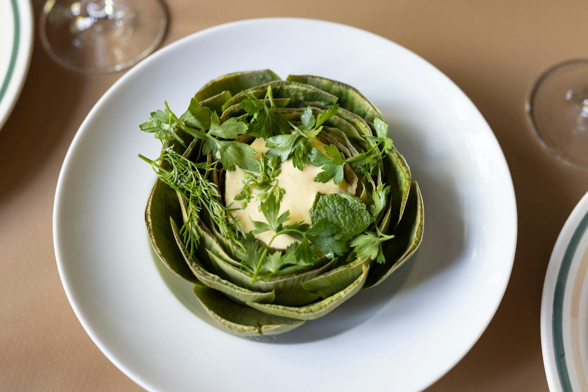 Artischocke für Leute, die keine Artischocken mögen: diese schon, mit Hollandaise und Kerbel-Vinaigrette