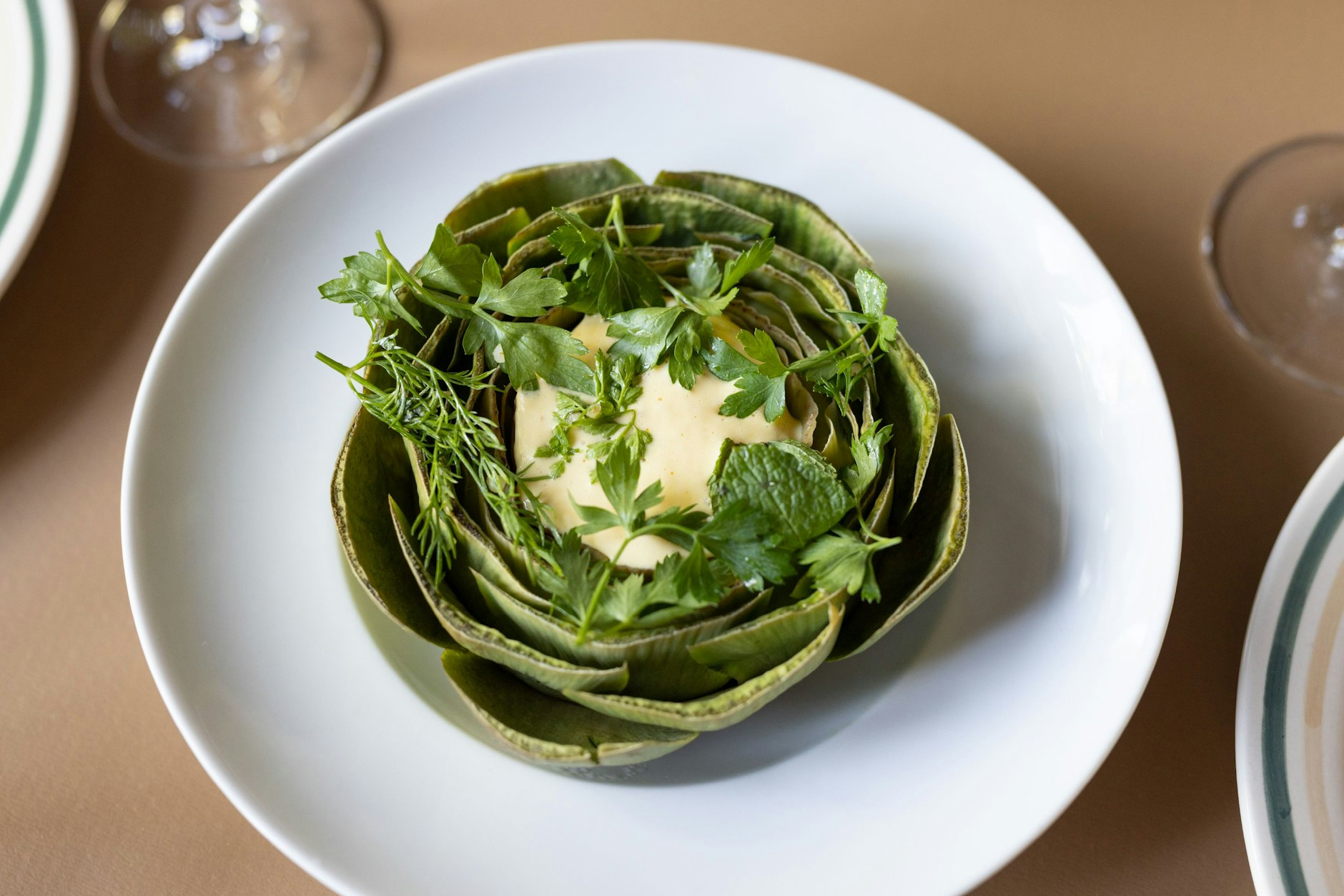 Artischocke für Leute, die keine Artischocken mögen: diese schon, mit Hollandaise und Kerbel-Vinaigrette