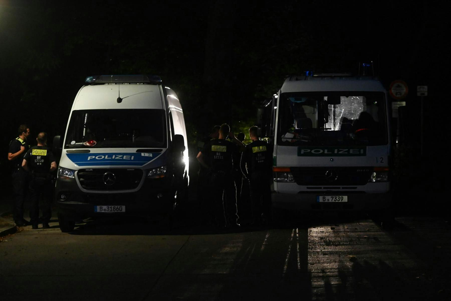 Einsatzkräfte suchten auch in der Nacht zu Freitag nach dem gefährlichen Tier.