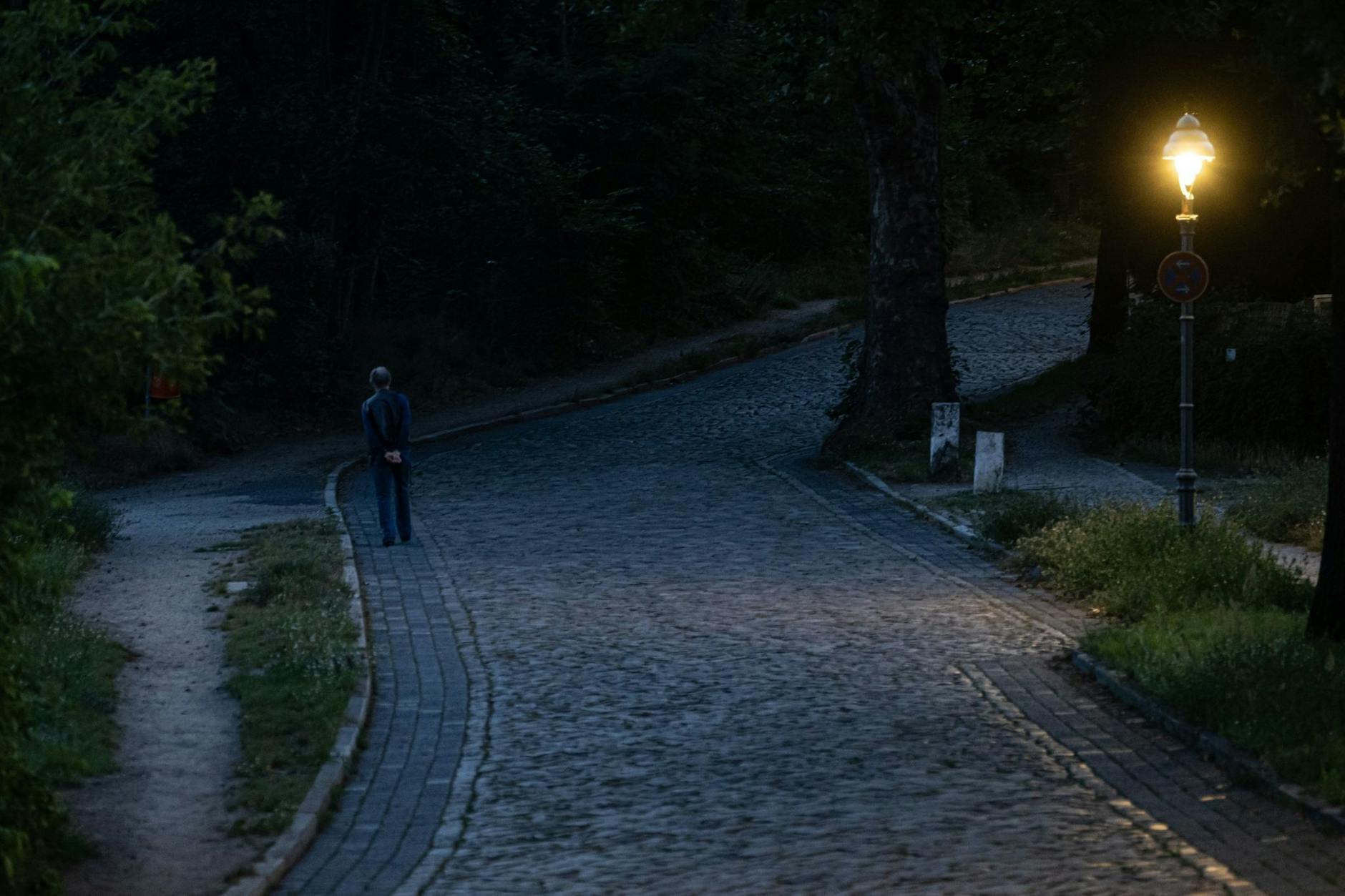 Viele Straßen in Waldnähe blieben leer, weil den Anwohnern empfohlen wurde, in ihren Häusern zu bleiben.