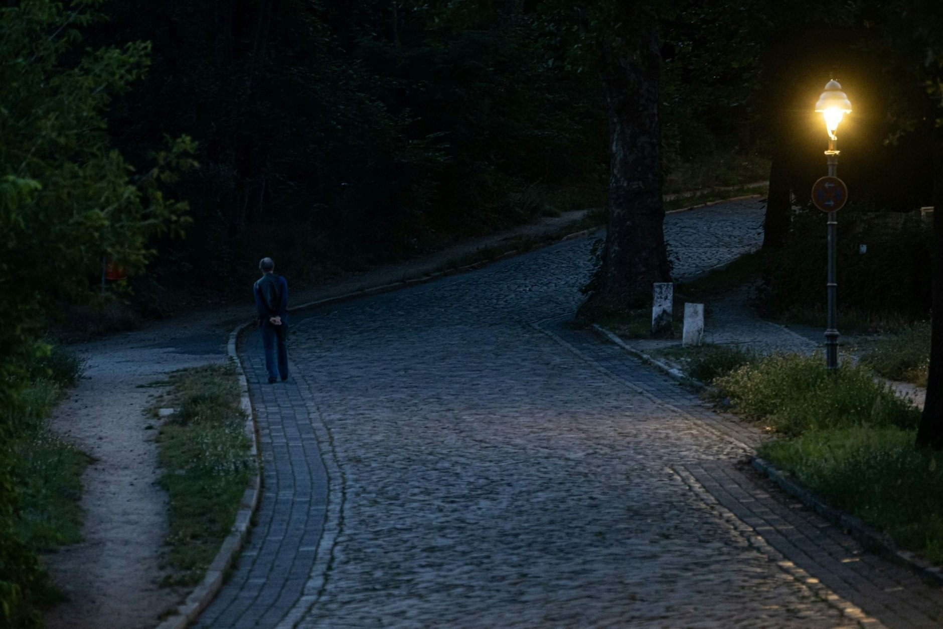Viele Straßen in Waldnähe blieben leer, weil den Anwohnern empfohlen wurde, in ihren Häusern zu bleiben.