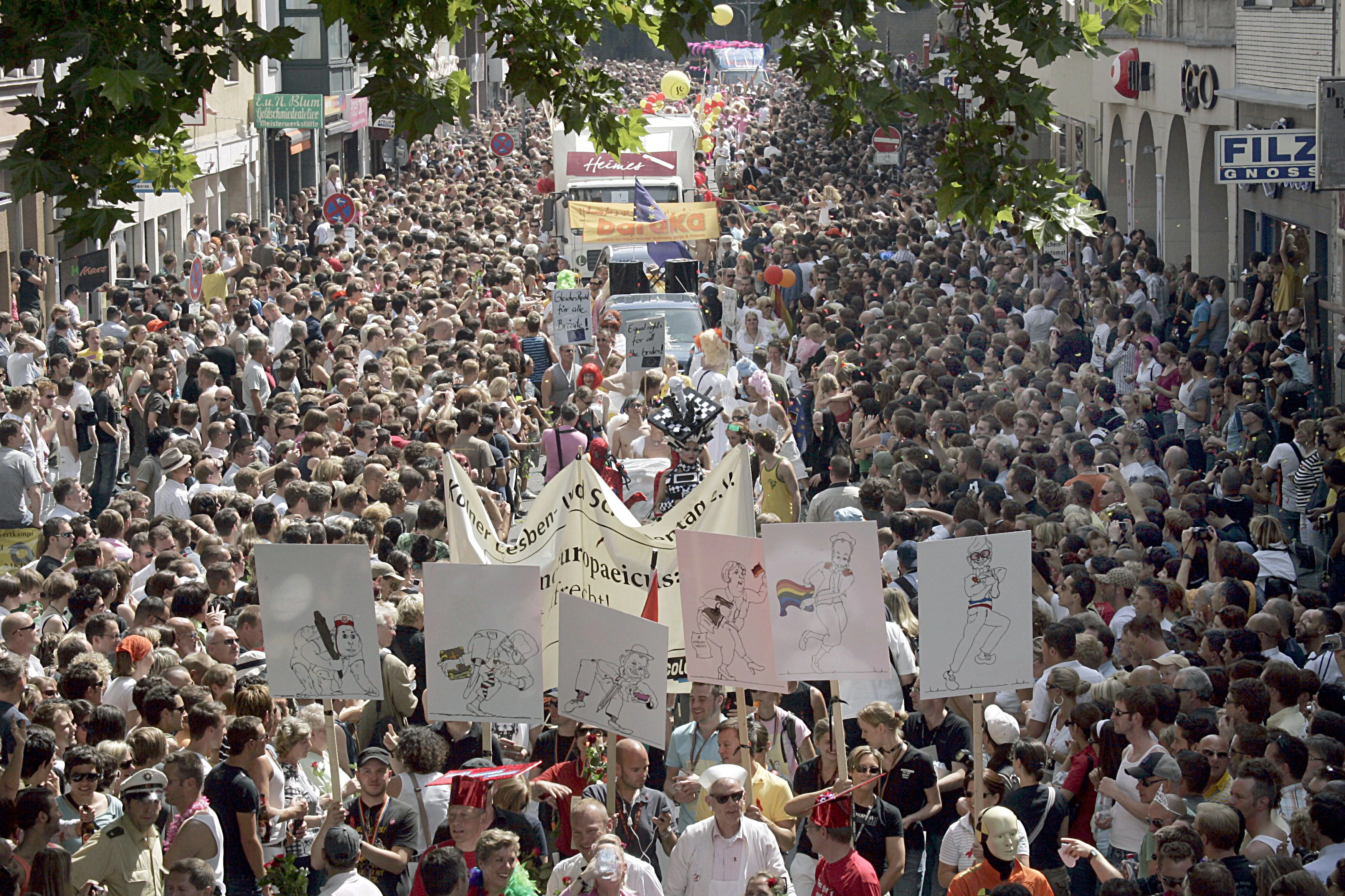 Köln, 2007: Der Christopher Street Day ist längst zu einer Art LGBT-Loveparade geworden. Viele monieren, dass mittlerweile der politische Aspekt zu kurz kommt.&nbsp;
