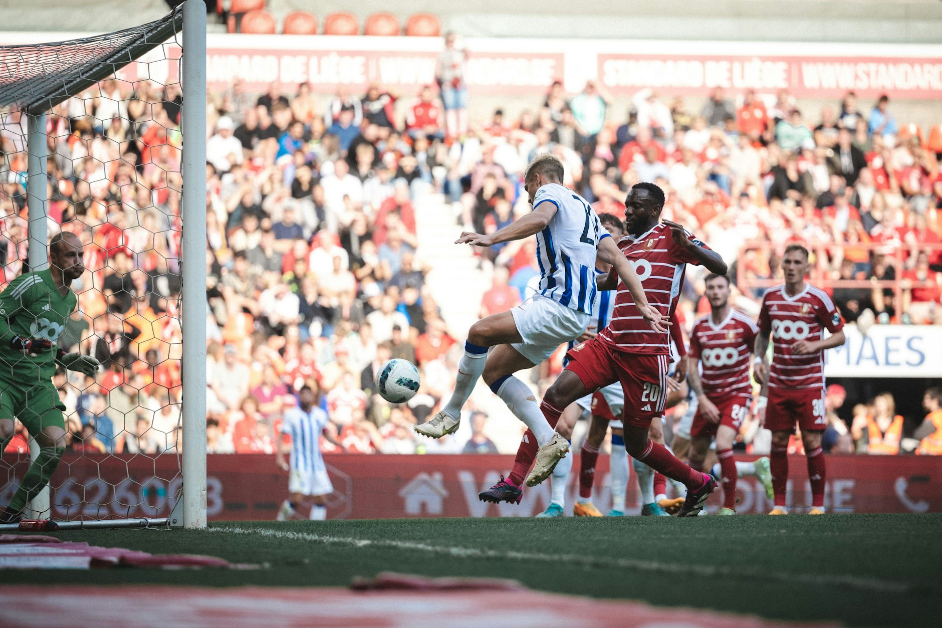 Herthas Verteidiger Marc Kempf trifft nach einer Ecke zum zum 1:0 gegen Standard Lüttich.