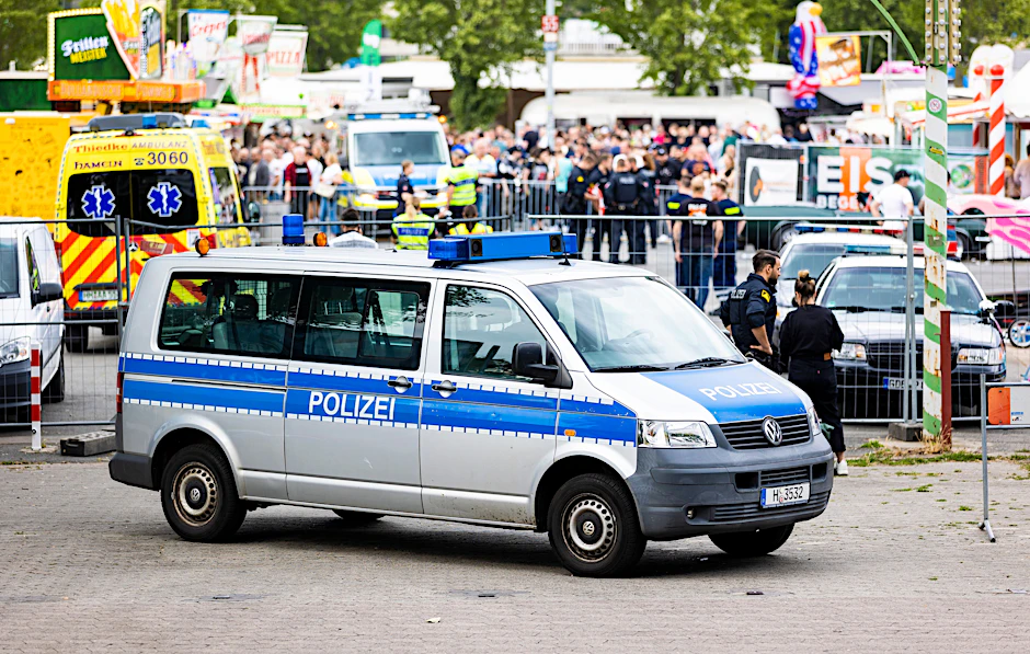 Polizisten und ein Polizeifahrzeug auf dem Schützenplatz. Bei einem Unfall sind hier bei einer Autoshow mehrere Menschen verletzt worden.