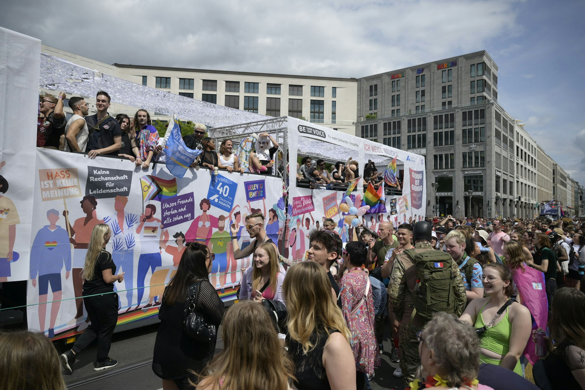 Am 45. Christopher Street Day sind nach Angaben der Veranstalter in Berlin 77 Fahrzeuge dabei.