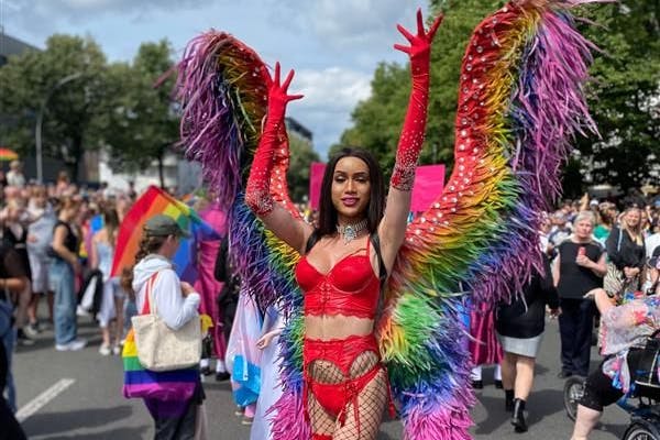 Auf dem CSD wird viel nackte Haut gezeigt.