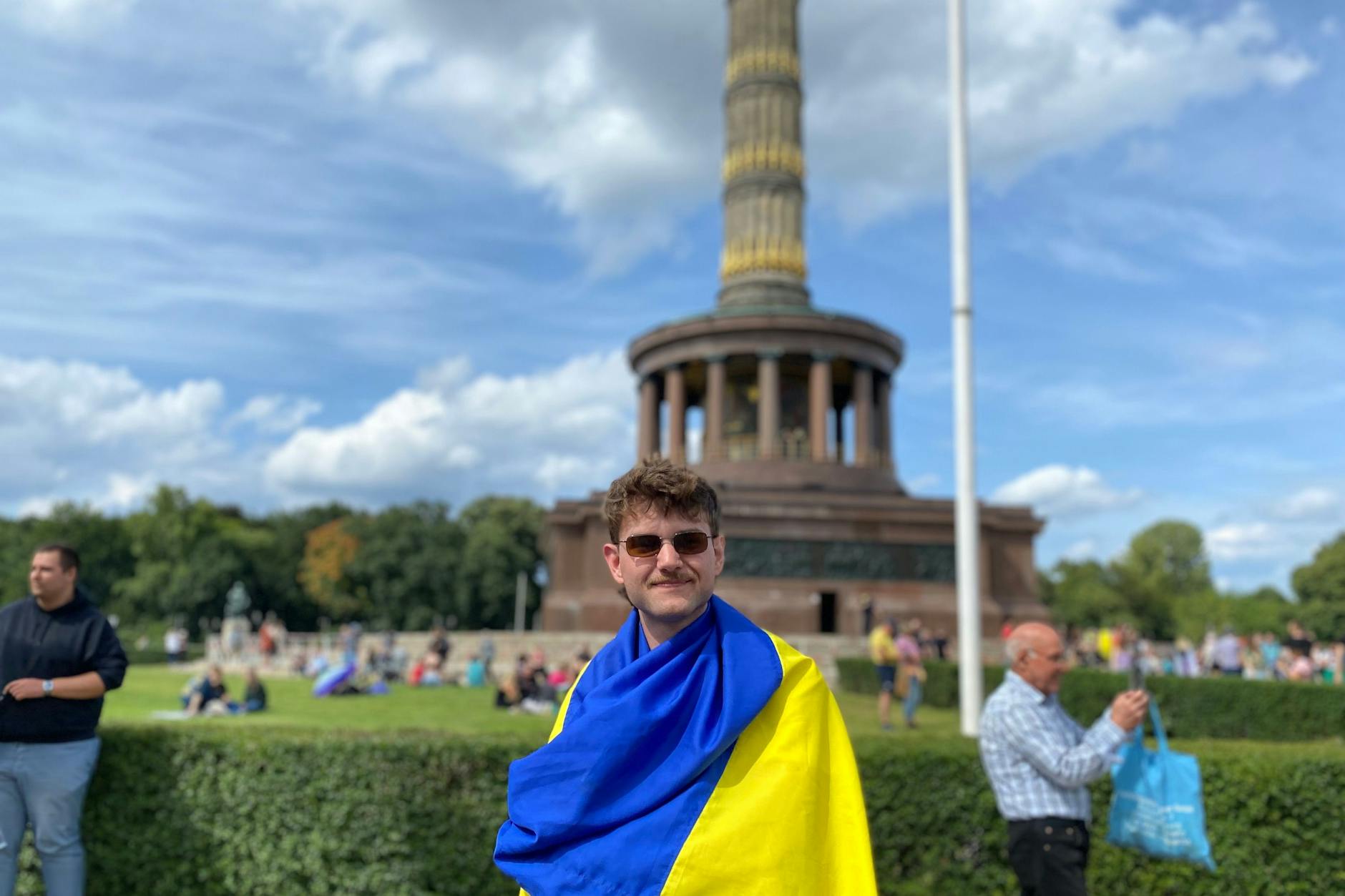 Mykola kommt ursprünglich aus der Ukraine, verließ aber sein Heimatland, weil dort die gleichgeschlechtliche Ehe verboten ist.