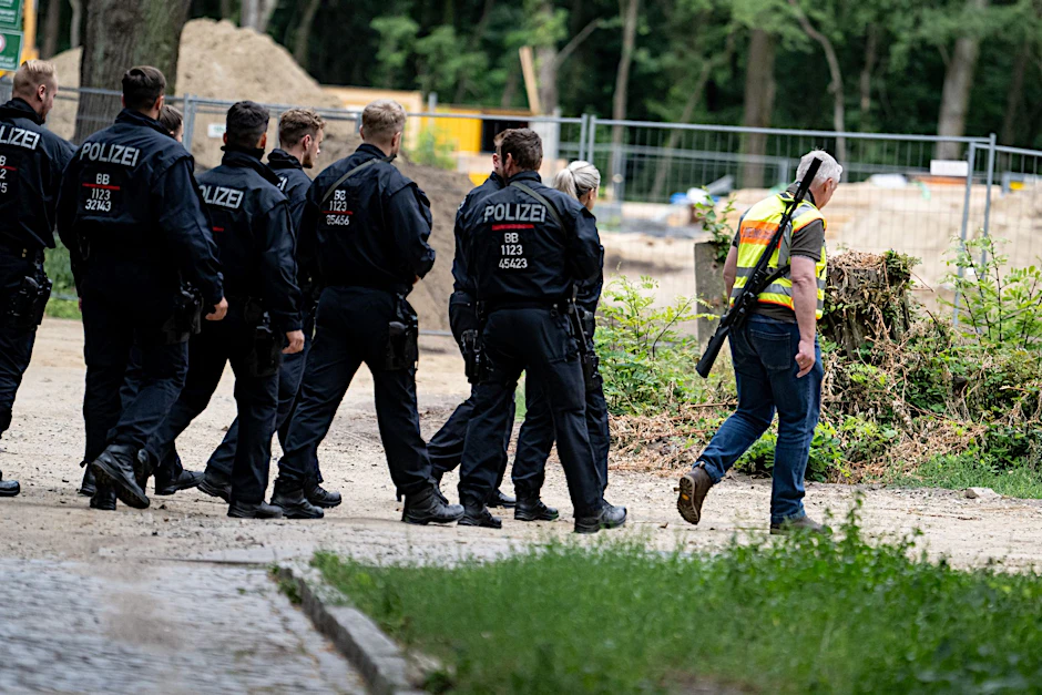 Der Gemeindejäger und Polizisten laufen am Sonnabend im Bereich der südlichen Landesgrenze von Berlin.&nbsp;