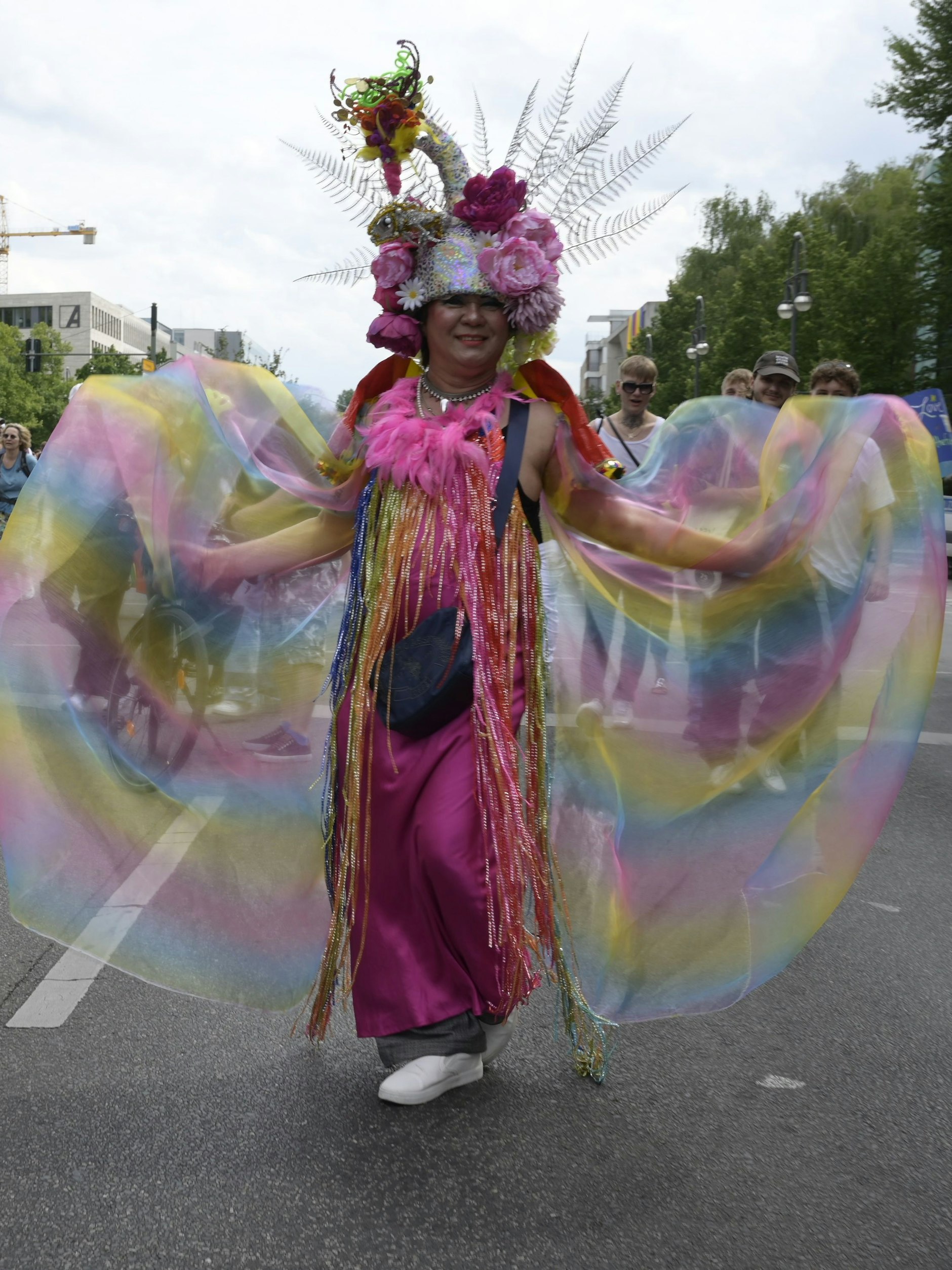 Farbenfroh kostümiert, aber vielleicht etwas weniger Haut als in früheren Jahren: ein Teilnehmer des CSD in Berlin 2023