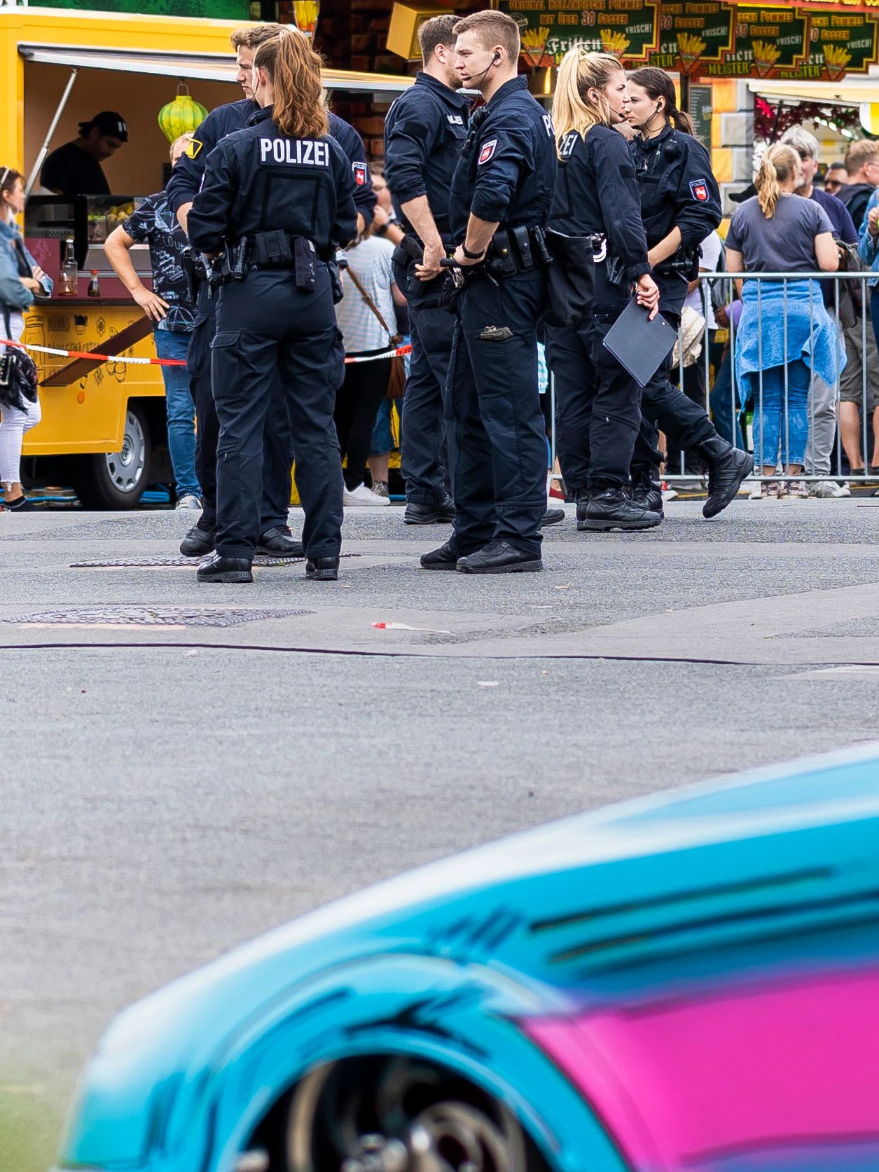 Ein Großaufgebot der Polizei sicherte die Unfallstelle bei der Autoshow in Hannover.