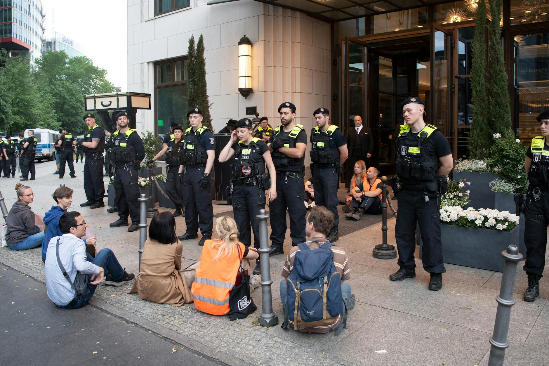 Klimaaktivisten der Letzten Generation bei einer Protestaktion am Potsdamer Platz
