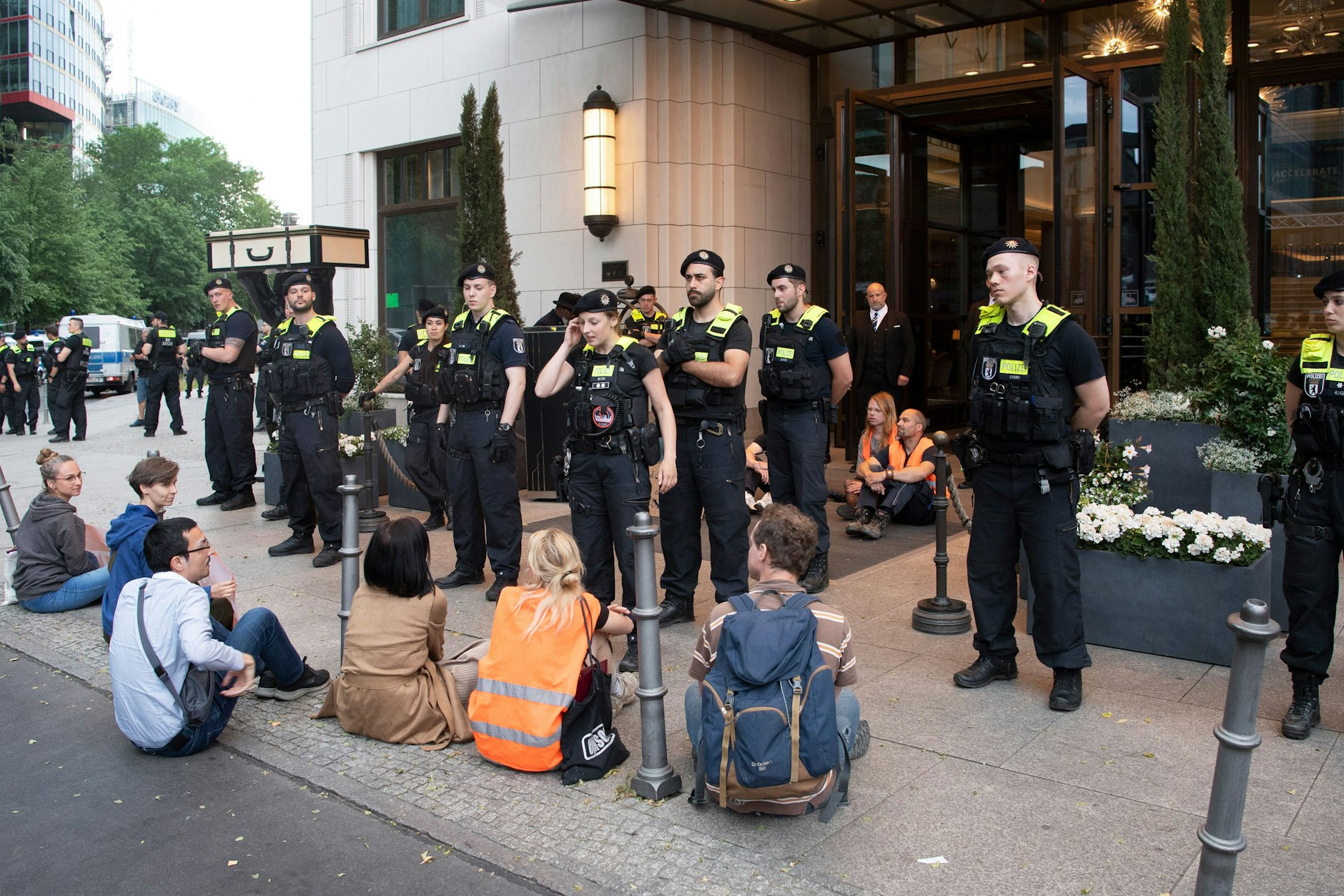Klimaaktivisten der Letzten Generation bei einer Protestaktion am Potsdamer Platz