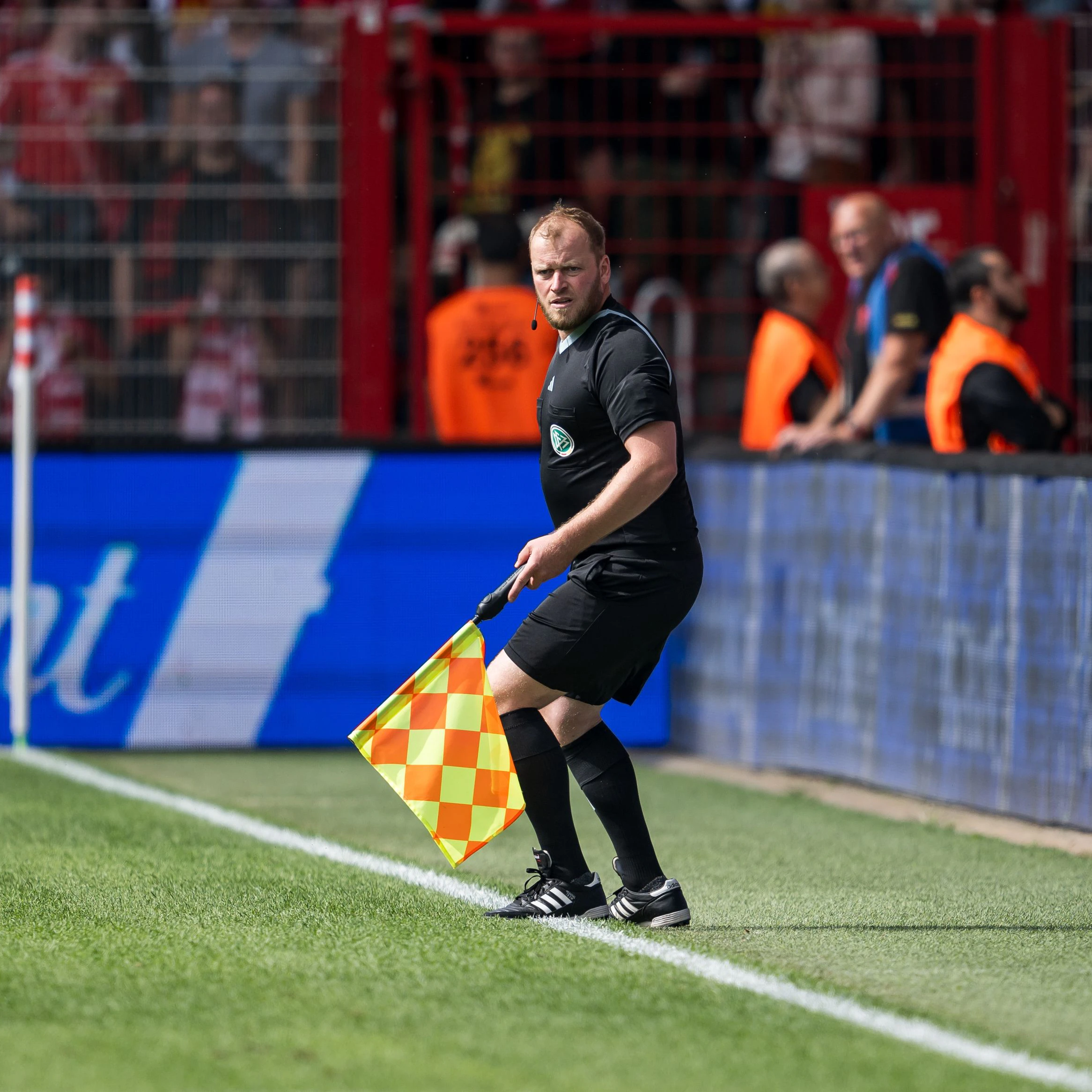 Gunnar Mielenz vom FSV Friedrichshagen musste als Linienrichter einspringen, weil sich Schiri Max Burda verletzt hatte. 