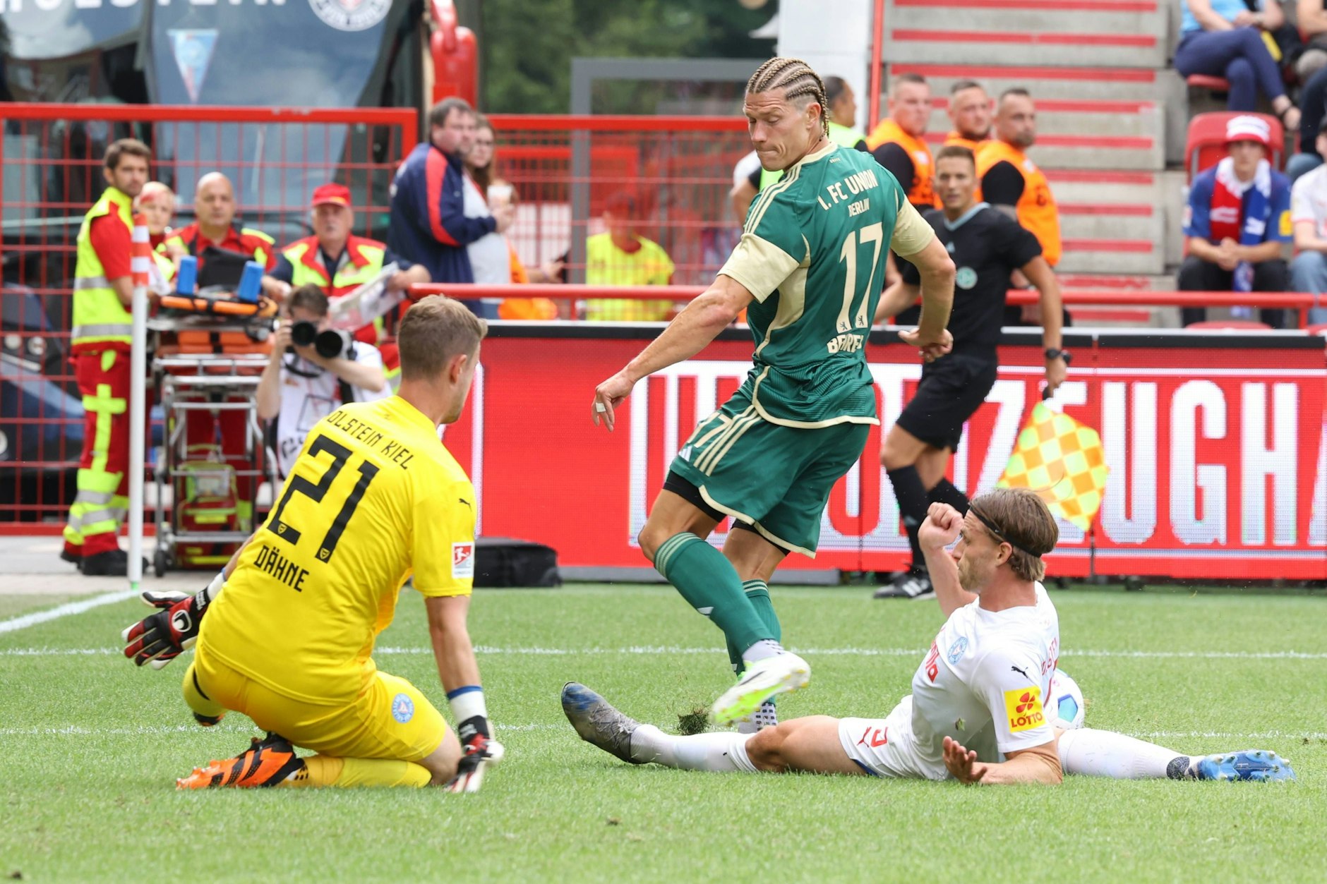 Kevin Behrens (Mitte) wurde bei seiner einzigen Torchance im letzten Moment noch abgeblockt.
