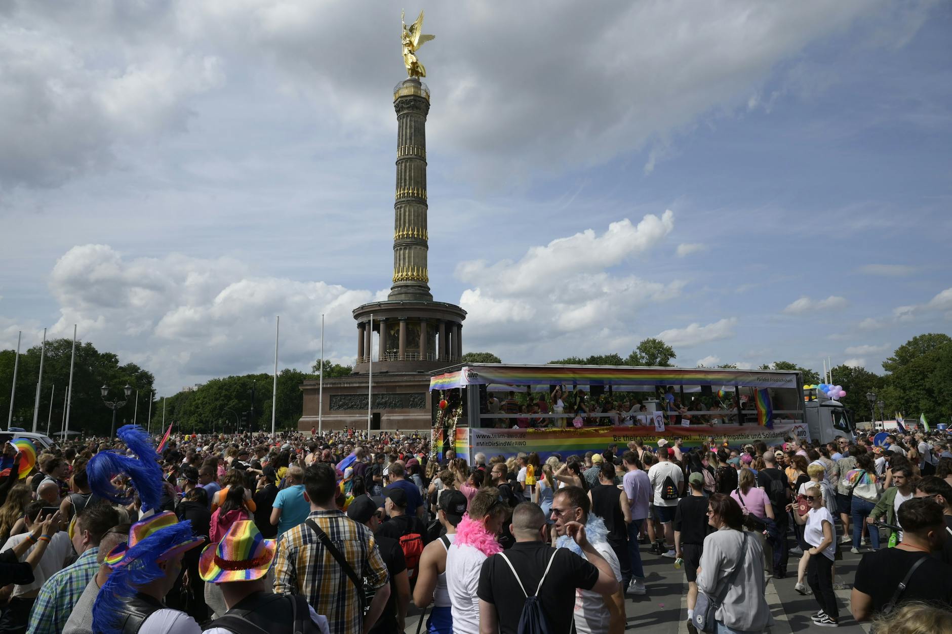 Der CSD-Demonstrationszug zieht an der Siegessäule Richtung Brandenburger Tor entlang.
