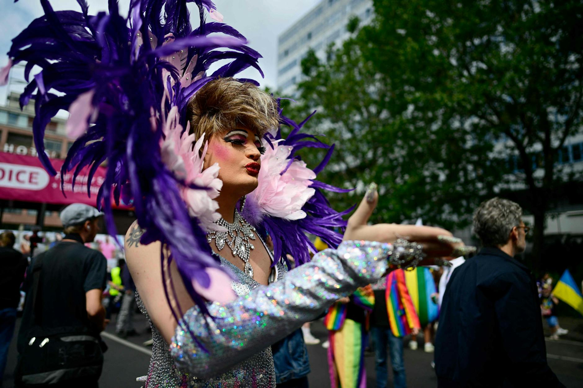 Eine Dragqueen posiert für die Fotografen beim Start der 45. CSD Pride-Parade in Berlin.