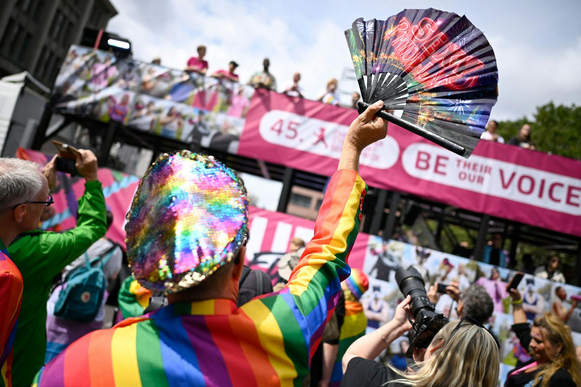 Die 45. Berlin Christopher Street Day (CSD) Pride-Parade ist unter dem Motto „Be their voice - and ours! ... für mehr Empathie und Solidarität“ unterwegs.