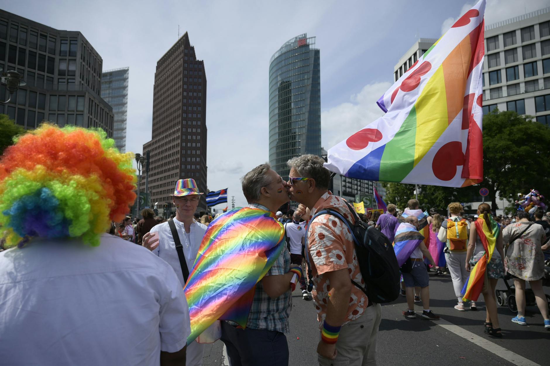 Auf dem CSD demonstrieren queere Menschen für soziale Akzeptanz und Gleichberechtigung.