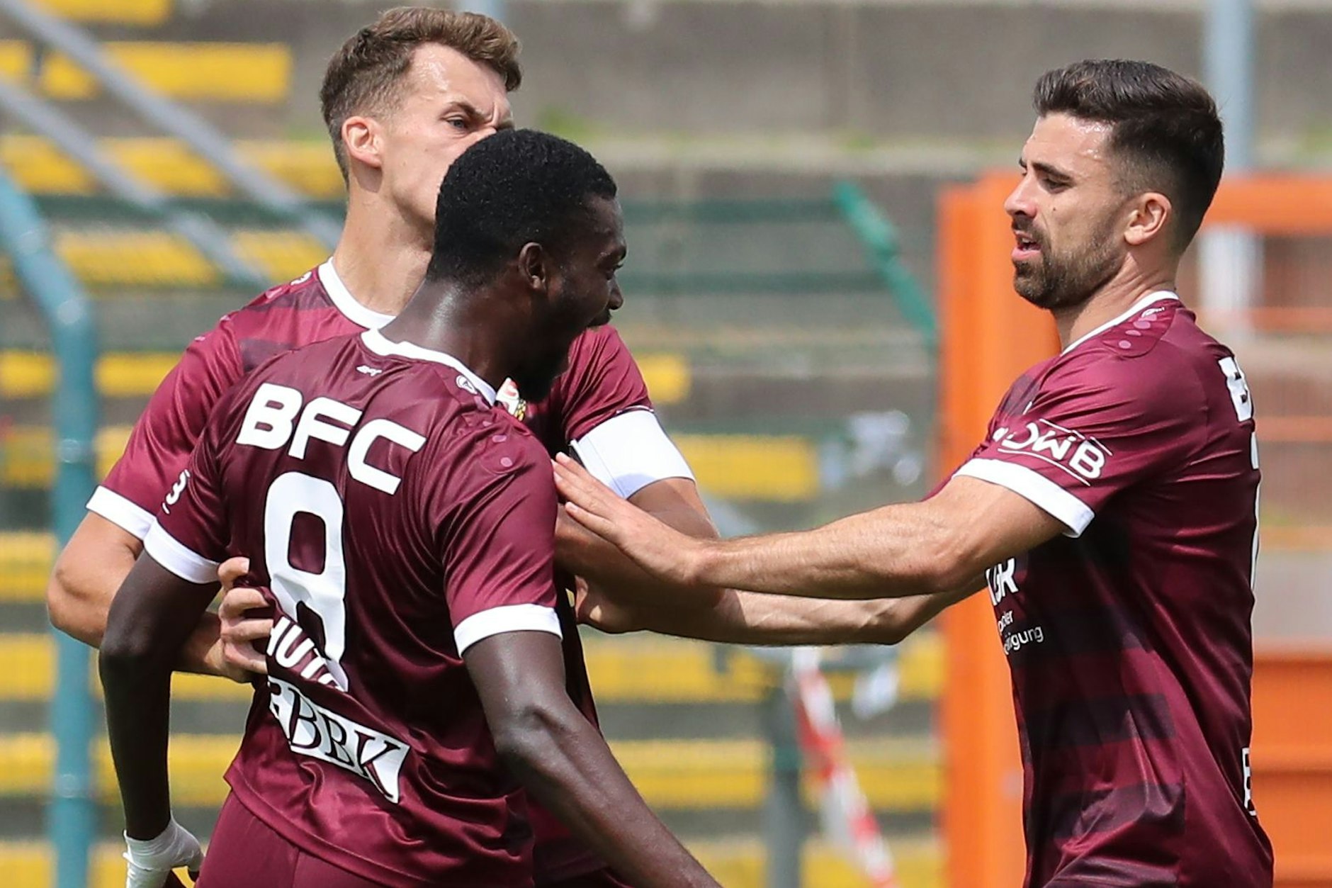 McMoordy Hüther (M.), Zugang von Hertha BSC,&nbsp; feiert sein 1:0 gegen Lichtenberg 47 und lässt sich von den Kollegen beglückwünschen.