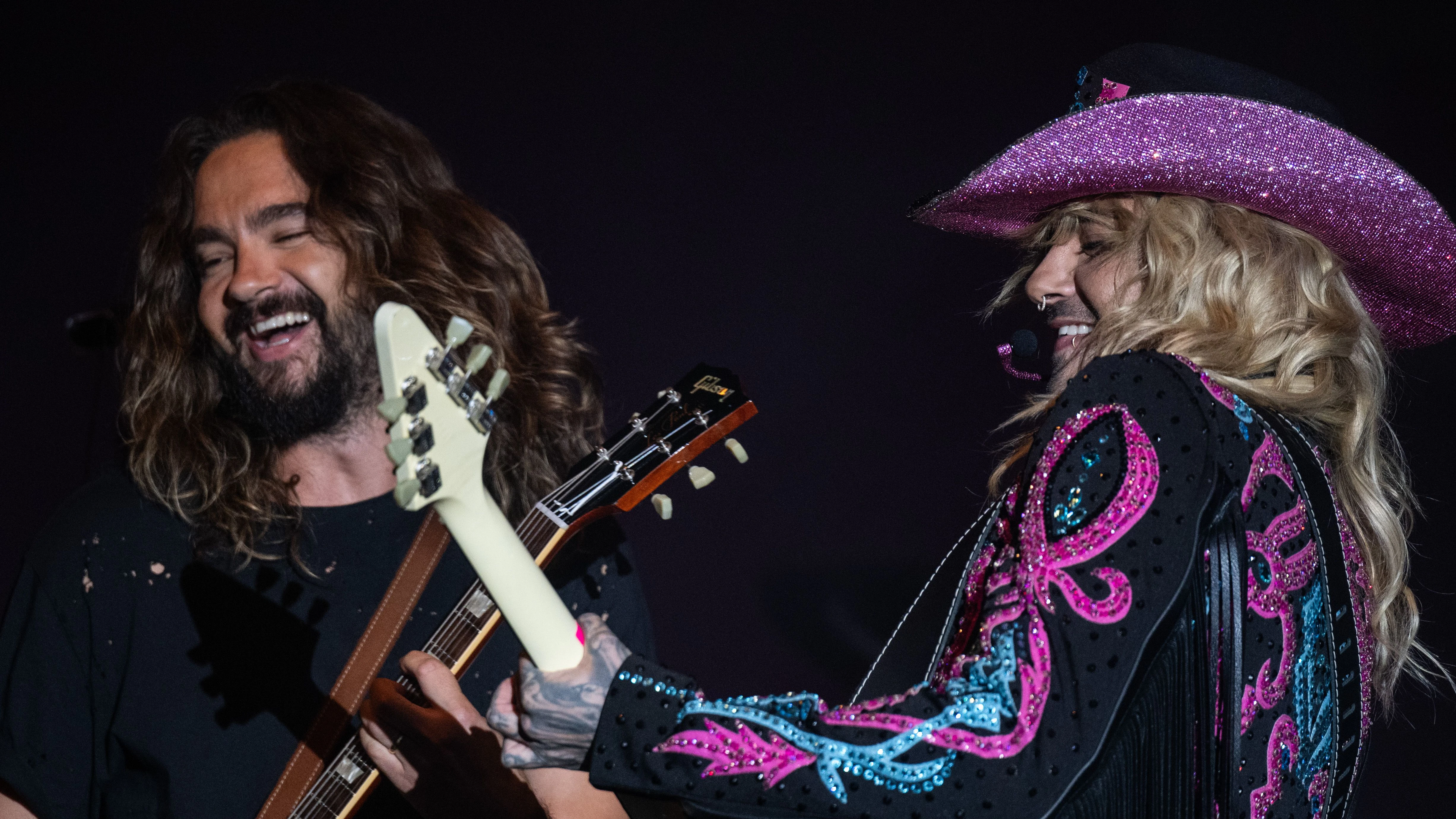 Bill Kaulitz (r), Frontsänger von Tokio Hotel, und sein Bruder Tom Kaulitz spielen auf dem CSD in Berlin.&nbsp;