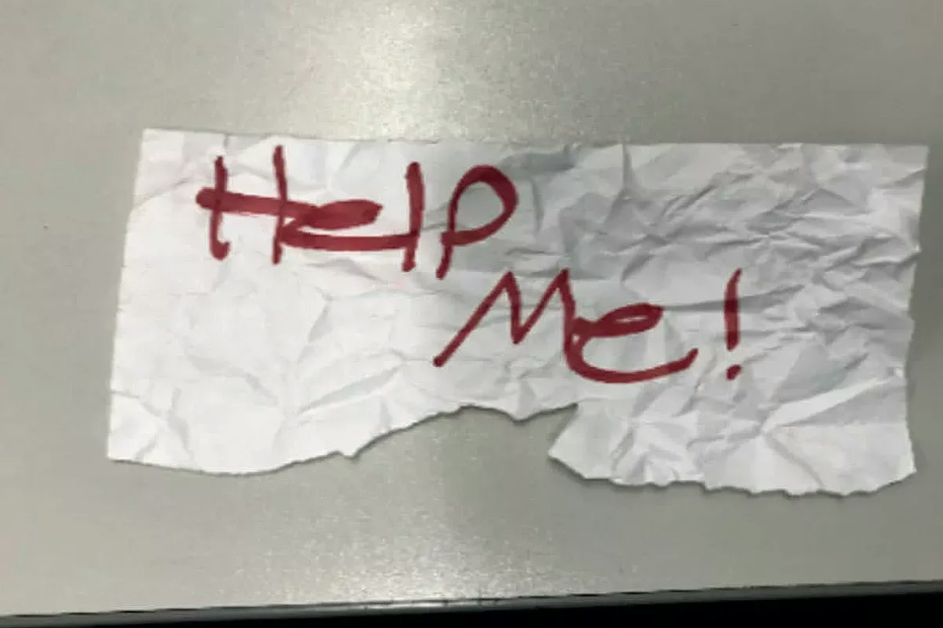 Die Worte „Help Me!“ schrieb eine 13-Jährige auf diesen zerknitterten Zettel.