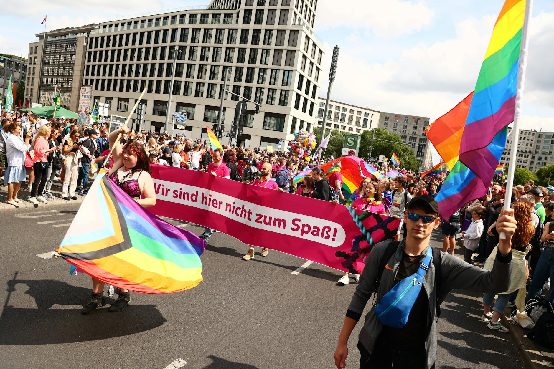 Demonstrationszug zum Christopher Street Day erreicht den Potsdamer Platz in Berlin.